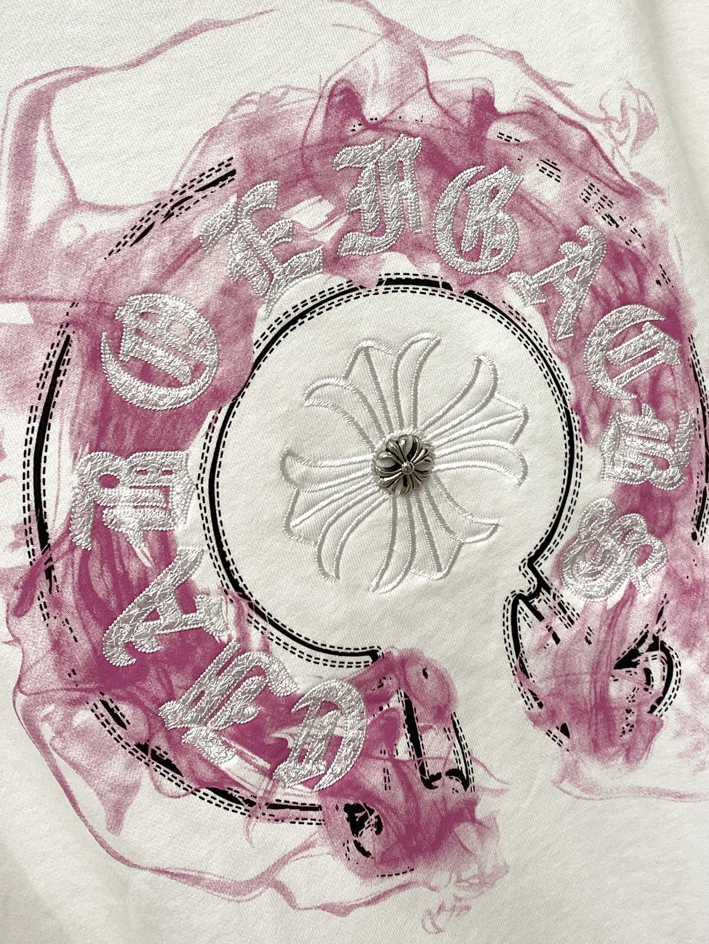 克罗心、2025新品卫衣，帅气时尚，简约百搭款。胸前刺绣五金装饰图案logo，面料棉 不仅挺括，保持潮流