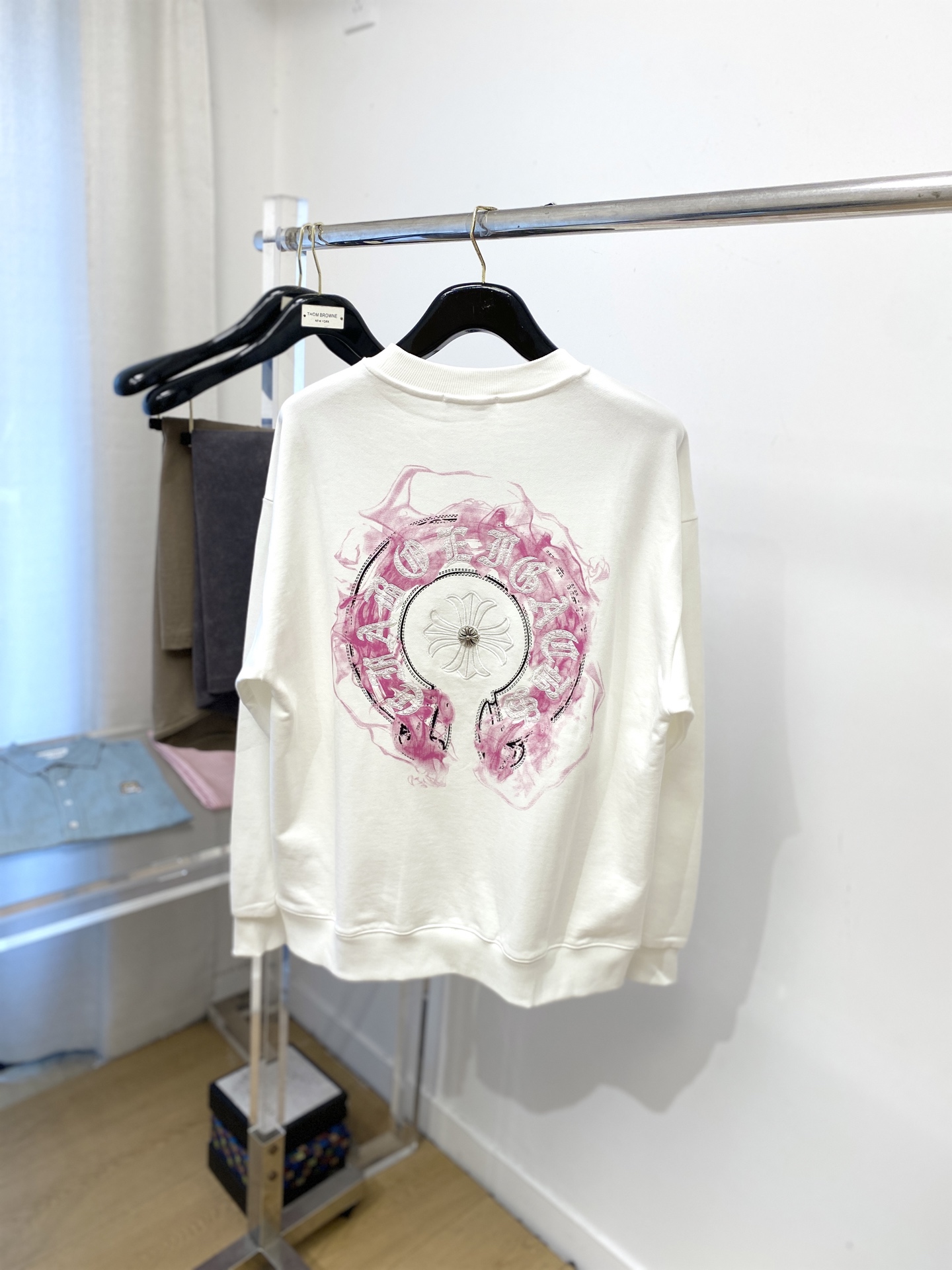 克罗心、2025新品卫衣，帅气时尚，简约百搭款。胸前刺绣五金装饰图案logo，面料棉 不仅挺括，保持潮流