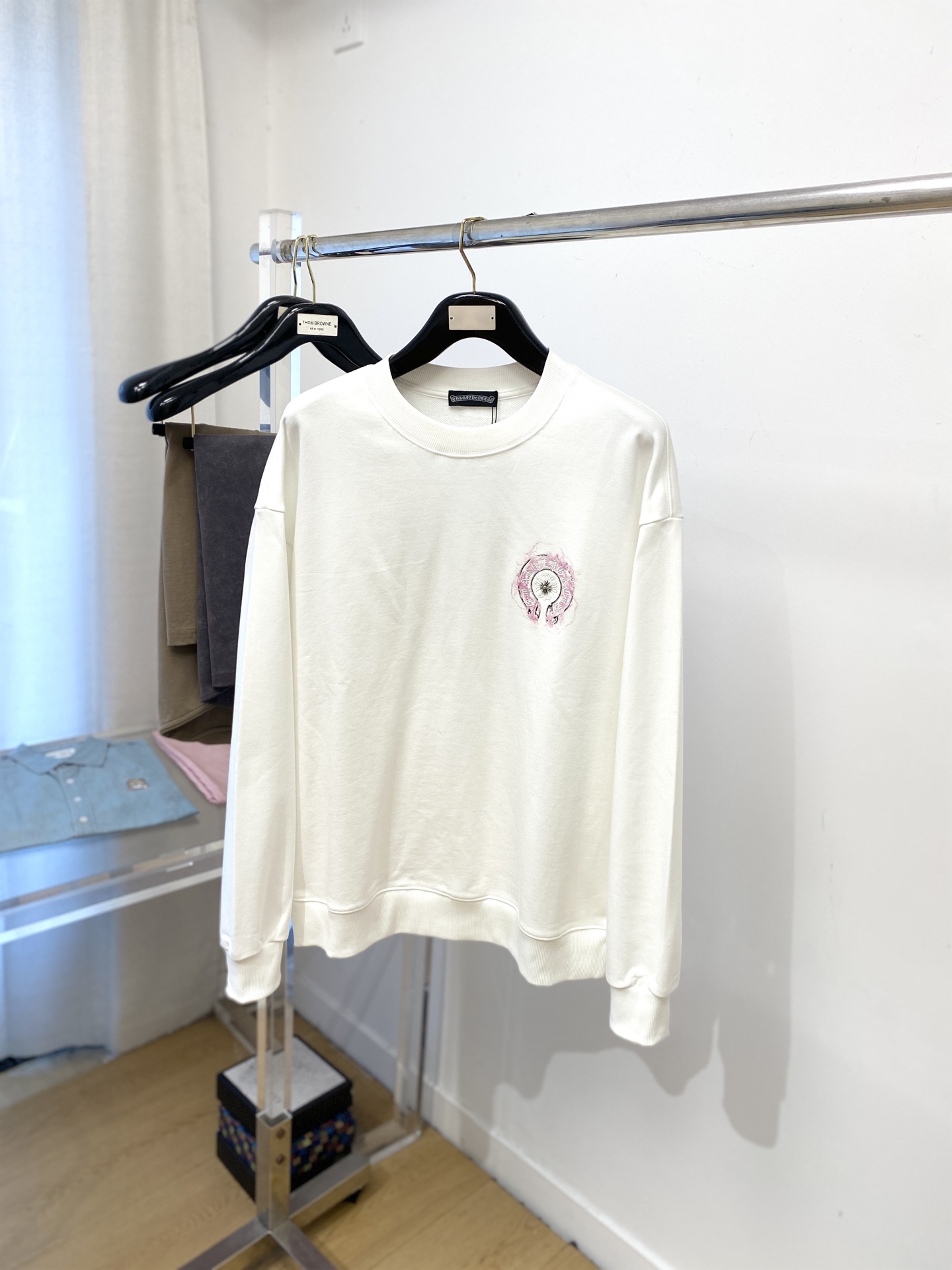 克罗心、2025新品卫衣，帅气时尚，简约百搭款。胸前刺绣五金装饰图案logo，面料棉 不仅挺括，保持潮流