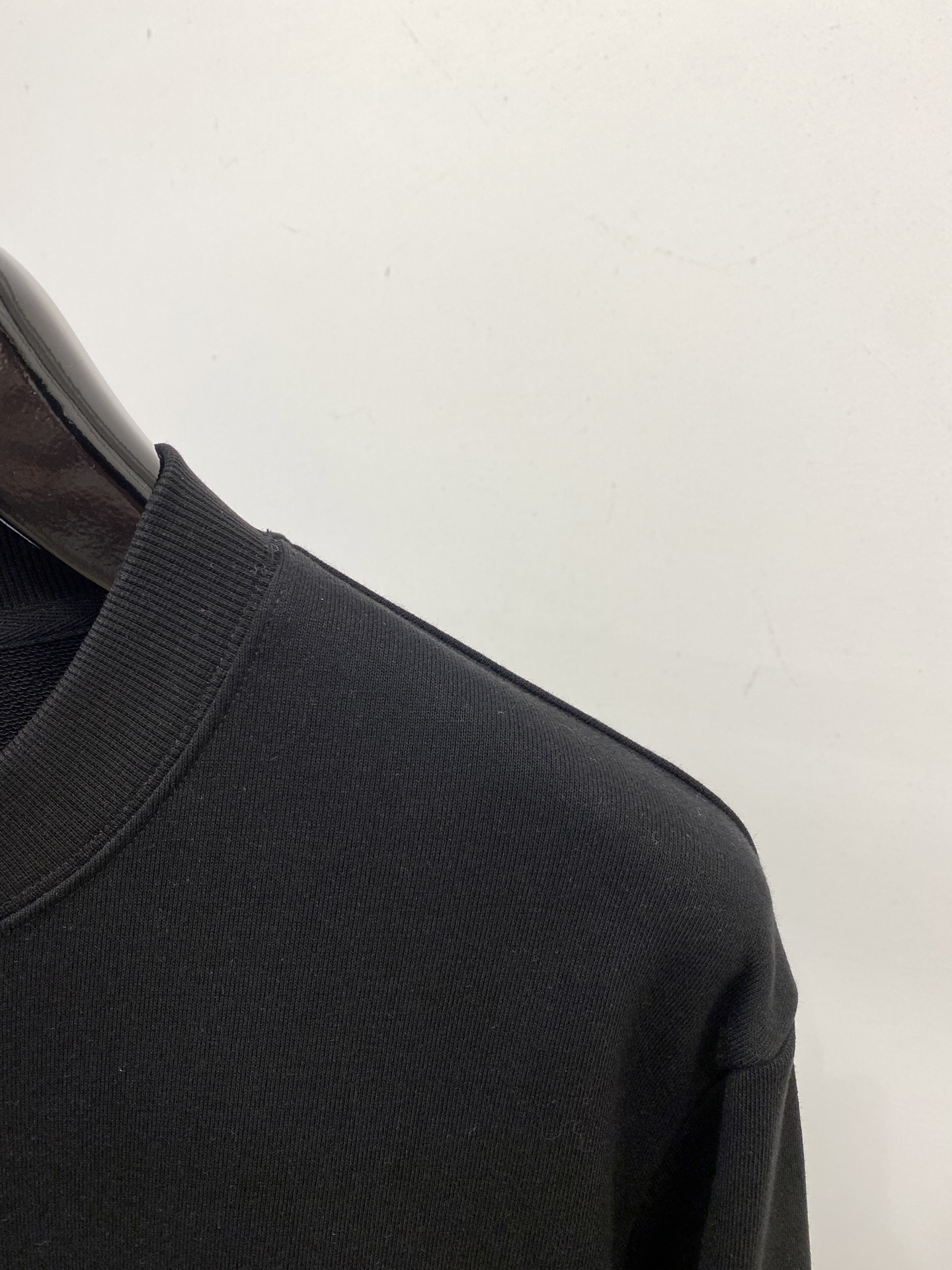 迪奥、2025新品卫衣，帅气时尚，简约百搭款。胸前精致刺绣字母logo，面料棉 不仅挺括，保持潮流的廓形