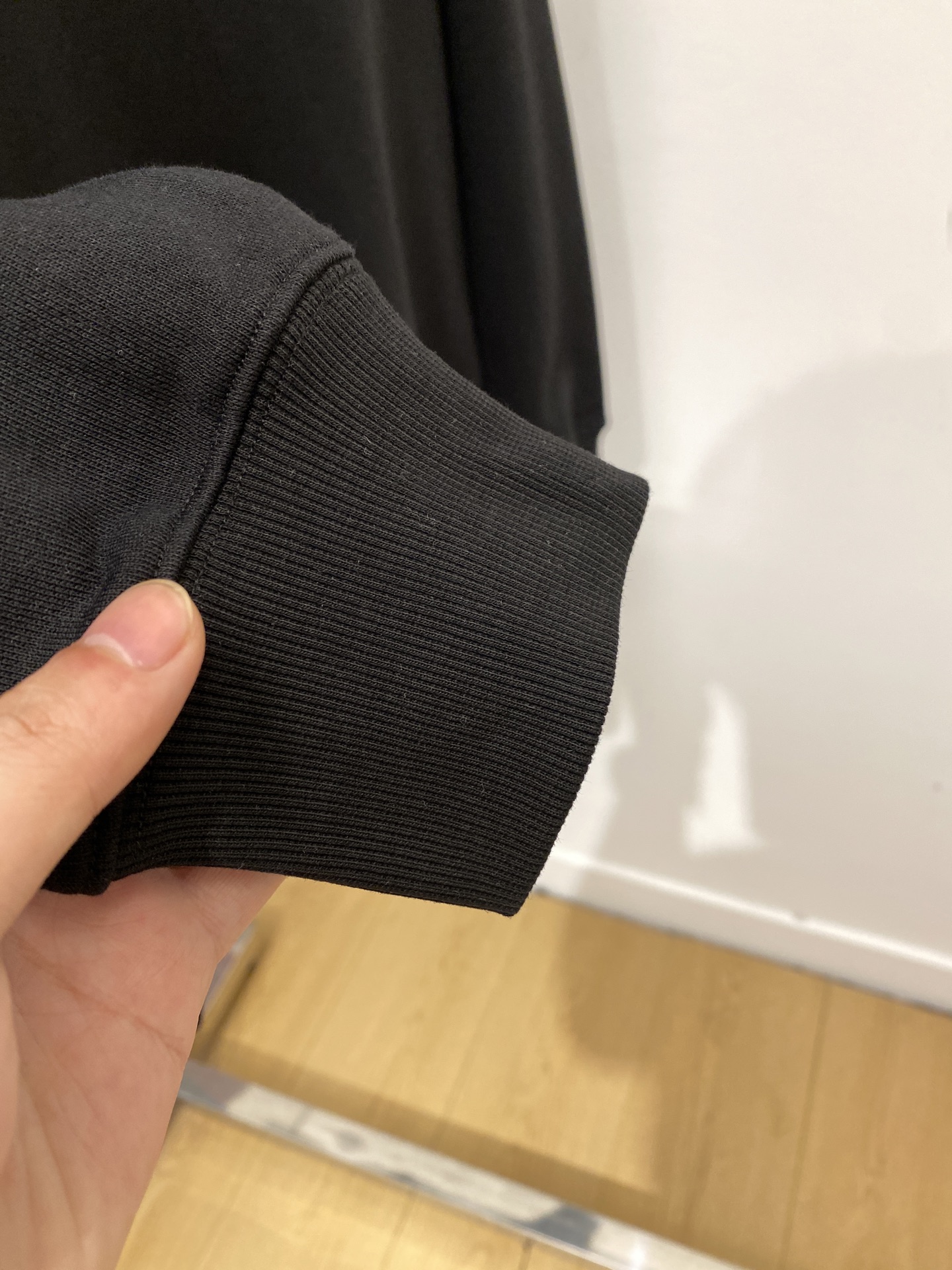 迪奥、2025新品卫衣，帅气时尚，简约百搭款。胸前精致刺绣字母logo，面料棉 不仅挺括，保持潮流的廓形