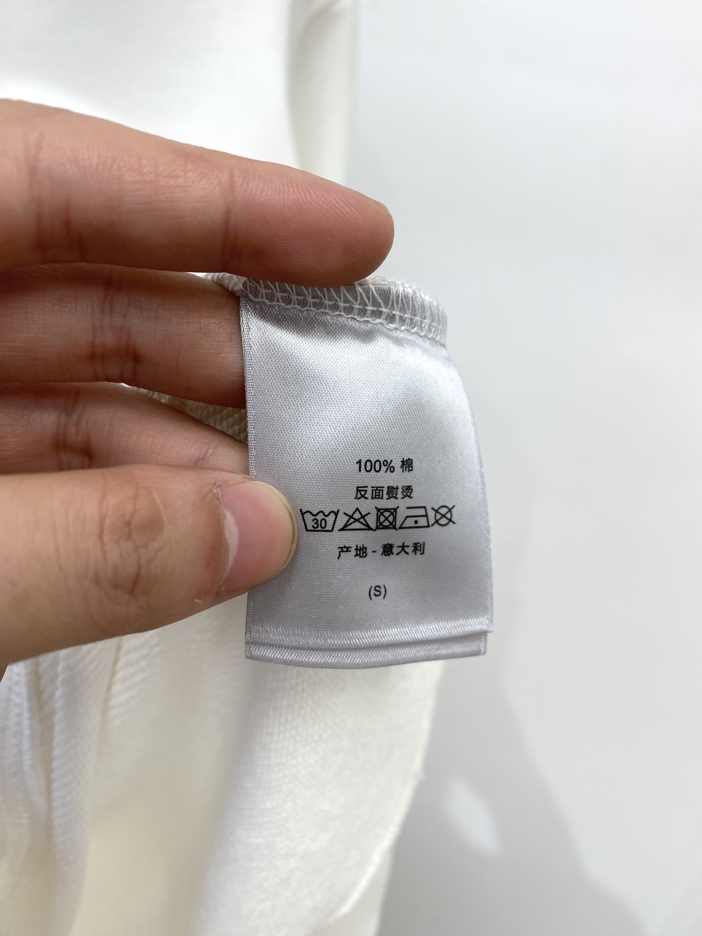 迪奥、2025新品卫衣，帅气时尚，简约百搭款。胸前精致刺绣字母logo，面料棉 不仅挺括，保持潮流的廓形