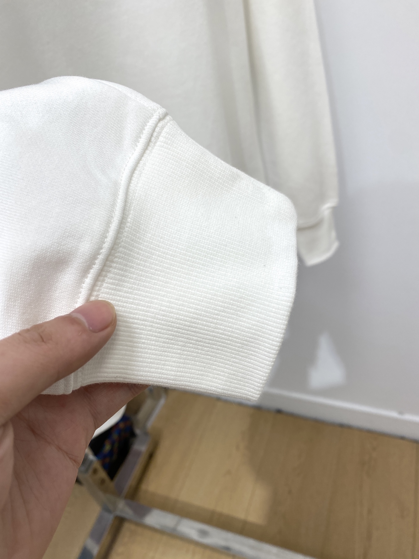 迪奥、2025新品卫衣，帅气时尚，简约百搭款。胸前精致刺绣字母logo，面料棉 不仅挺括，保持潮流的廓形