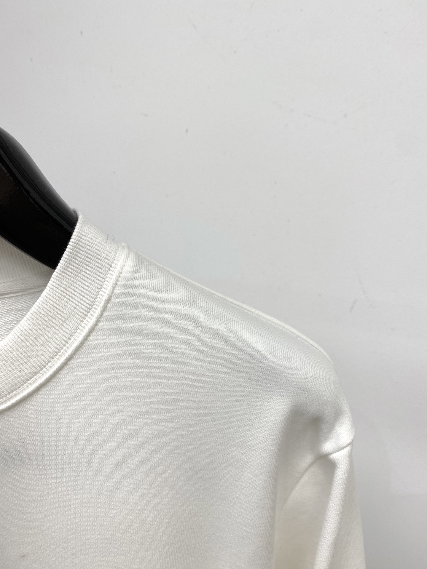 迪奥、2025新品卫衣，帅气时尚，简约百搭款。胸前精致刺绣字母logo，面料棉 不仅挺括，保持潮流的廓形