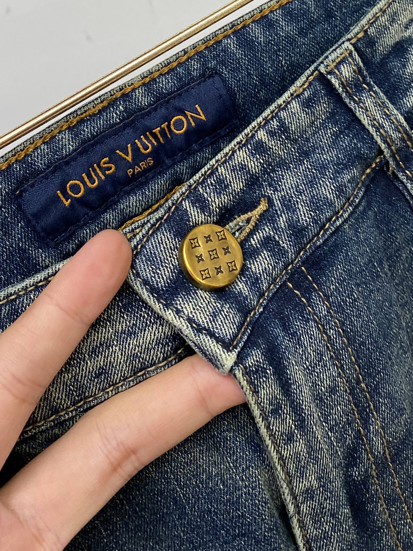 LV、 2025最新品，专柜同步有售，原单狠货，水洗休闲牛仔裤，进口原版水洗弹力面料，舒适有弹性，原版五