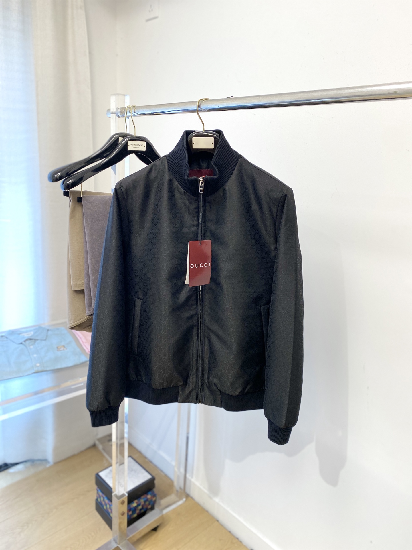 NO:573203,Gucci, 2025 new jacket, fashionable and handsome, simple and versatile, original hardware logo, customized original fabric, not only crisp and trendy silhouette, but also comfortable to wear, more delicate yarn weaving, size M-3XL,,jackets & coats,jackets & coats,alexander wang19860909古奇、 2025新品夹克外套,时尚帅气,简约百搭款,原版五金辅料logo,定制原版面料,不仅挺括,保持潮流的廓形,又穿着舒适,纱织更细腻,码数M-3XL,,jackets & coats,jackets & coats,alexander wang,Men's clothing