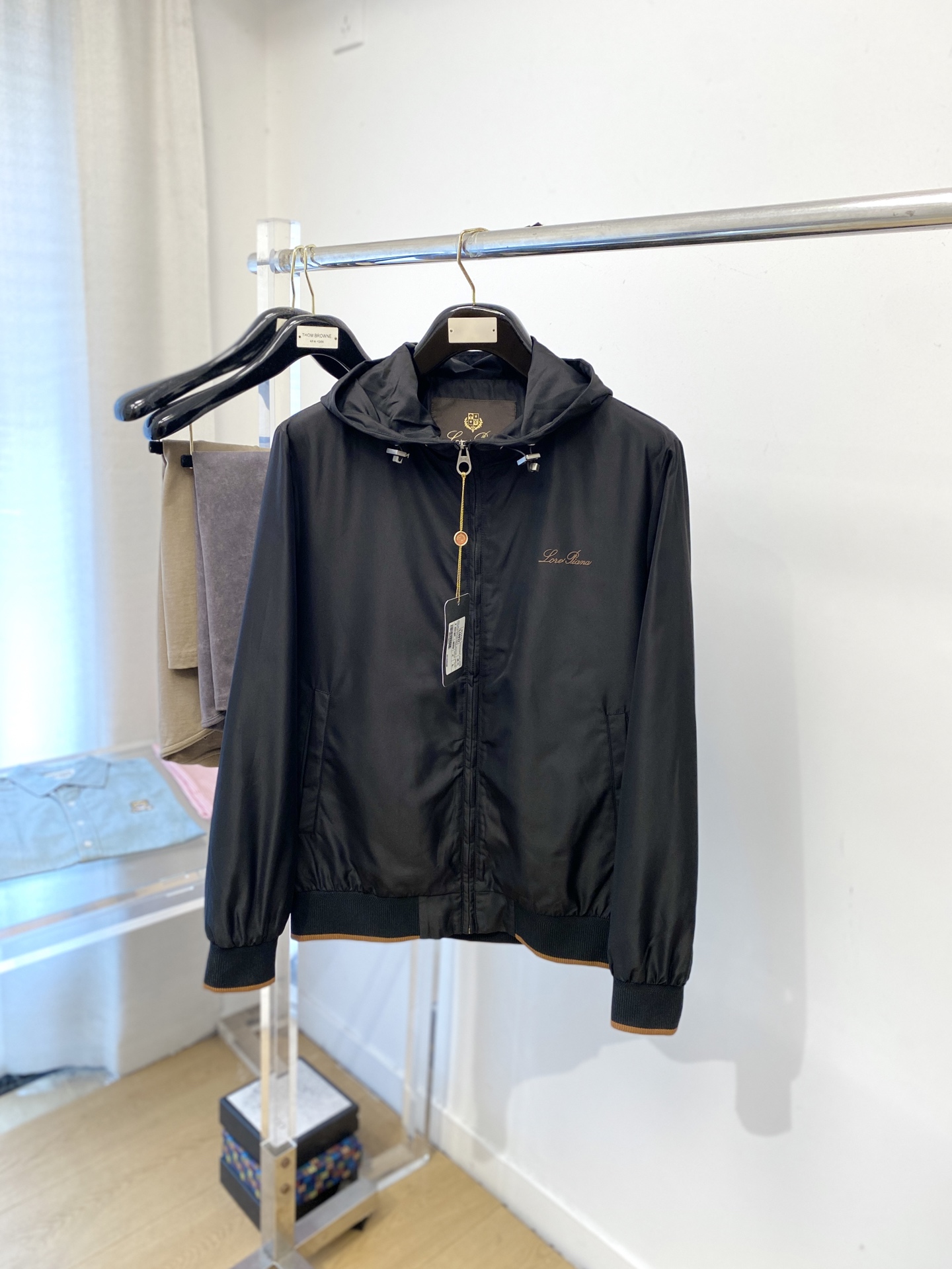 NO:573195,LP, 2025 new jacket, fashionable and handsome, simple and versatile, top-notch printed letter logo on the chest, customized original fabric, not only crisp and trendy silhouette, but also comfortable to wear, more delicate yarn weaving, size M-3XL,,loro piana,jackets & coats,jackets & coats,alexander wang19860909LP、 2025新品夹克外套,时尚帅气,简约百搭款,胸前顶级印胶字母logo,定制原版面料,不仅挺括,保持潮流的廓形,又穿着舒适,纱织更细腻,码数M-3XL,,loro piana,jackets & coats,jackets & coats,alexander wang,Men's clothing