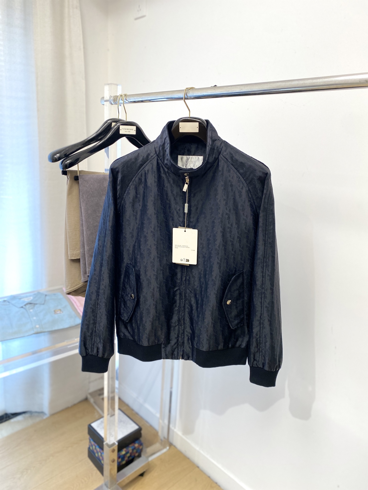 NO:573193,Dior, 2025 new jacket, fashionable and handsome, simple and versatile, original hardware logo, customized original fabric, not only crisp and trendy silhouette, but also comfortable to wear, more delicate yarn weaving, size M-3XL,, dior, jackets & coats, jackets & coats, alexander wang19860909迪奥、 2025新品夹克外套,时尚帅气,简约百搭款,原版五金辅料logo,定制原版面料,不仅挺括,保持潮流的廓形,又穿着舒适,纱织更细腻,码数M-3XL,,dior,jackets & coats,jackets & coats,alexander wang,Men's clothing