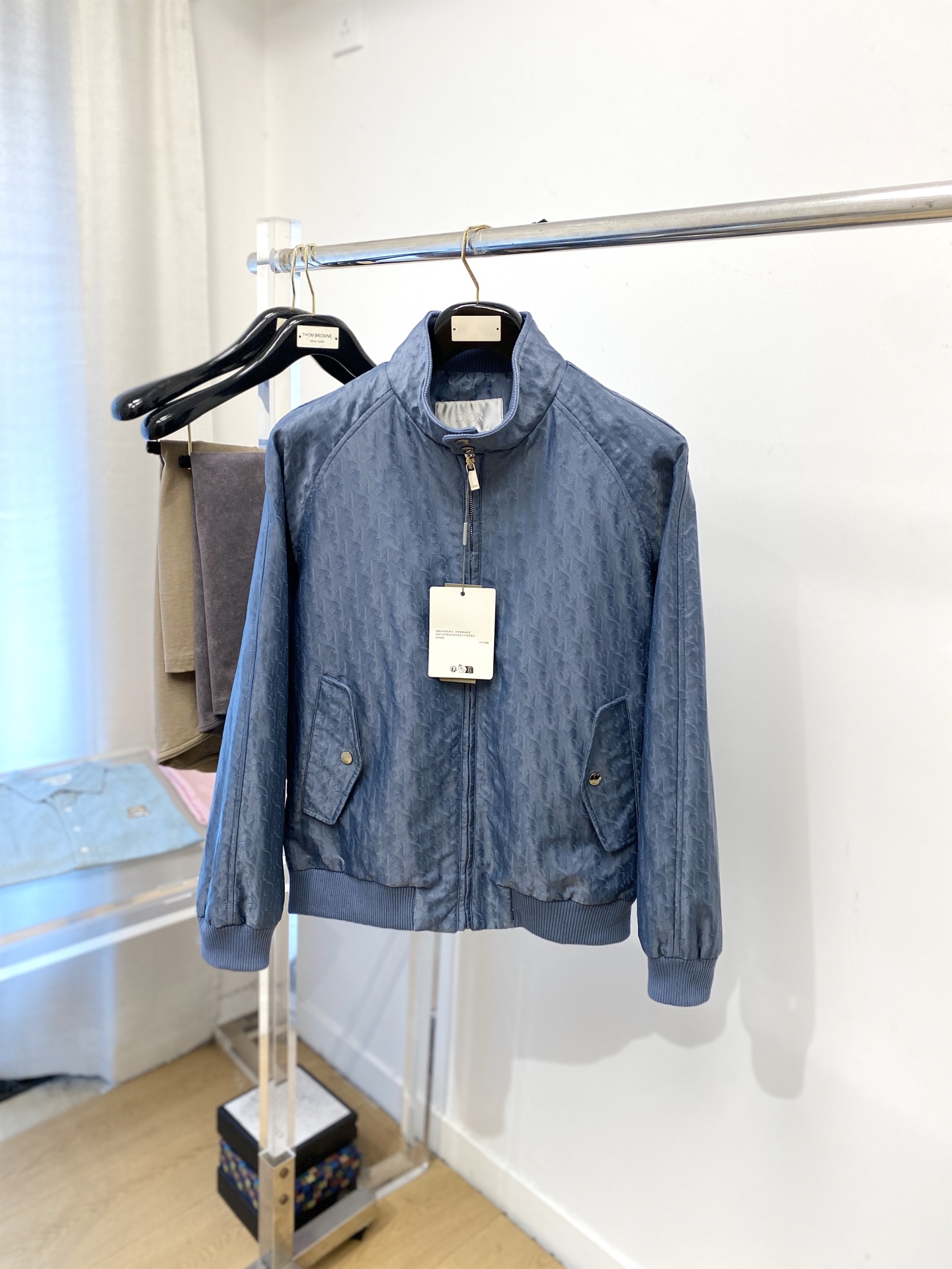 NO:595087,Dior, 2025 new jacket, fashionable and handsome, simple and versatile, original hardware logo, customized original fabric, not only crisp and trendy silhouette, but also comfortable to wear, more delicate yarn weaving, size M-3XL,, dior, jackets & coats, jackets & coats, alexander wang19860909迪奥、 2025新品夹克外套,时尚帅气,简约百搭款,原版五金辅料logo,定制原版面料,不仅挺括,保持潮流的廓形,又穿着舒适,纱织更细腻,码数M-3XL,,dior,jackets & coats,jackets & coats,alexander wang,Men's clothing