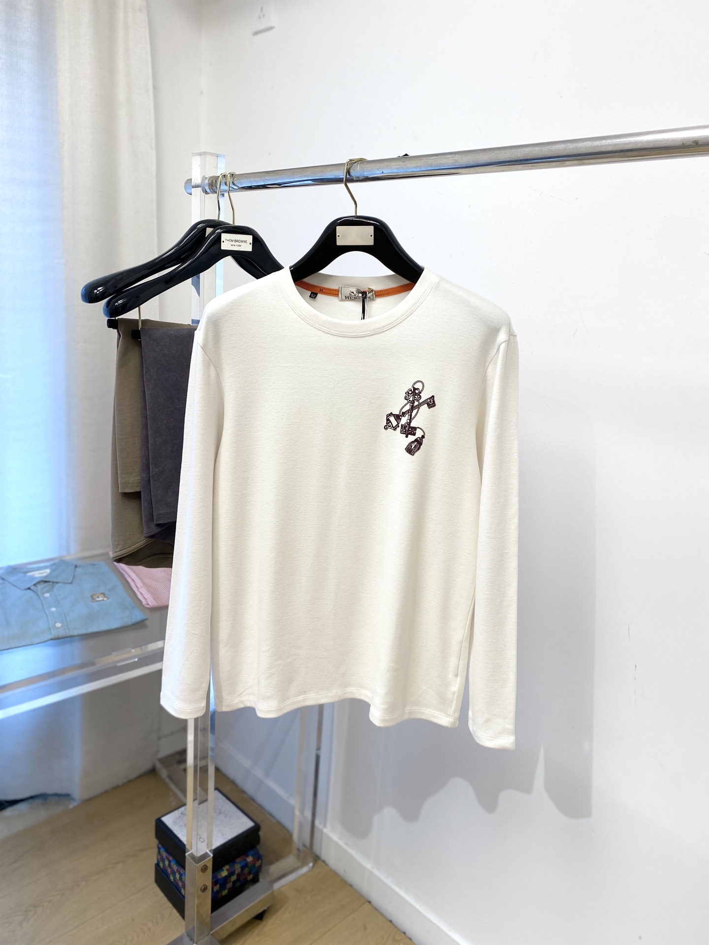 NO:573176,Hermes, 2025 new long-sleeved product, handsome and fashionable, simple and versatile. Top-notch printed logo on the chest, cotton fabric. It is not only crisp and maintains the trendy silhouette, but also comfortable to wear. The yarn is more delicate. Size M-4XL, hermes, alexander wang19860909爱马仕、2025新品长袖,帅气时尚,简约百搭款.胸前顶级印胶图案logo,面料棉 不仅挺括,保持潮流的廓形,又穿着舒适,纱织更细腻,码数M-4XL,,hermes,alexander wang,Men's clothing