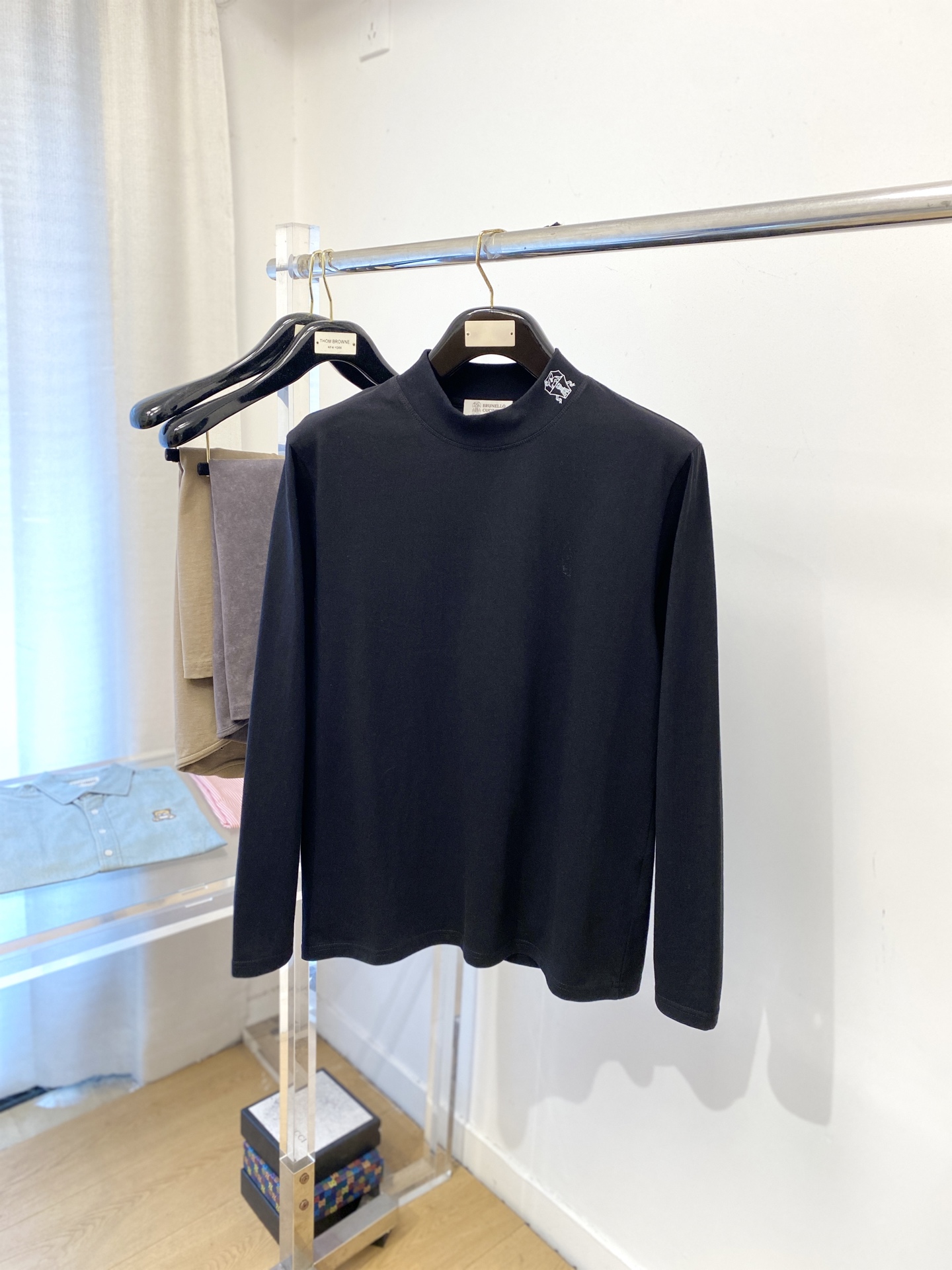 NO:573173,Brunello Cucinelli, 2025 new long-sleeved product, handsome and fashionable, simple and versatile. The neckline has a delicate embroidered pattern logo, and the cotton fabric is not only crisp and maintains the trendy silhouette, but also comfortable to wear, and the yarn is more delicate. Size M-4XL,, brunello cucinelli, alexander wang19860909Brunello Cucinelli、2025新品长袖,帅气时尚,简约百搭款.领口精致刺绣图案logo,面料棉 不仅挺括,保持潮流的廓形,又穿着舒适,纱织更细腻,码数M-4XL,,brunello cucinelli,alexander wang,Men's clothing