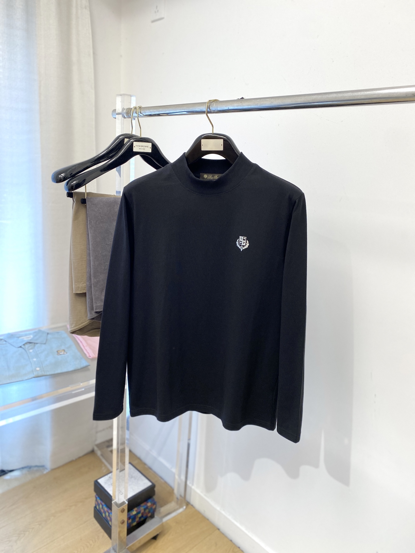 NO:573180,LP, 2025 new long-sleeved product, handsome and fashionable, simple and versatile. Top-notch printed logo on the chest. The fabric is cotton. It is not only crisp and maintains the trendy silhouette, but also comfortable to wear. The yarn is more delicate. Size M-4XL, loro piana, alexander wang19860909LP、2025新品长袖,帅气时尚,简约百搭款.胸前顶级印胶图案logo,面料棉 不仅挺括,保持潮流的廓形,又穿着舒适,纱织更细腻,码数M-4XL,,loro piana,alexander wang,Men's clothing