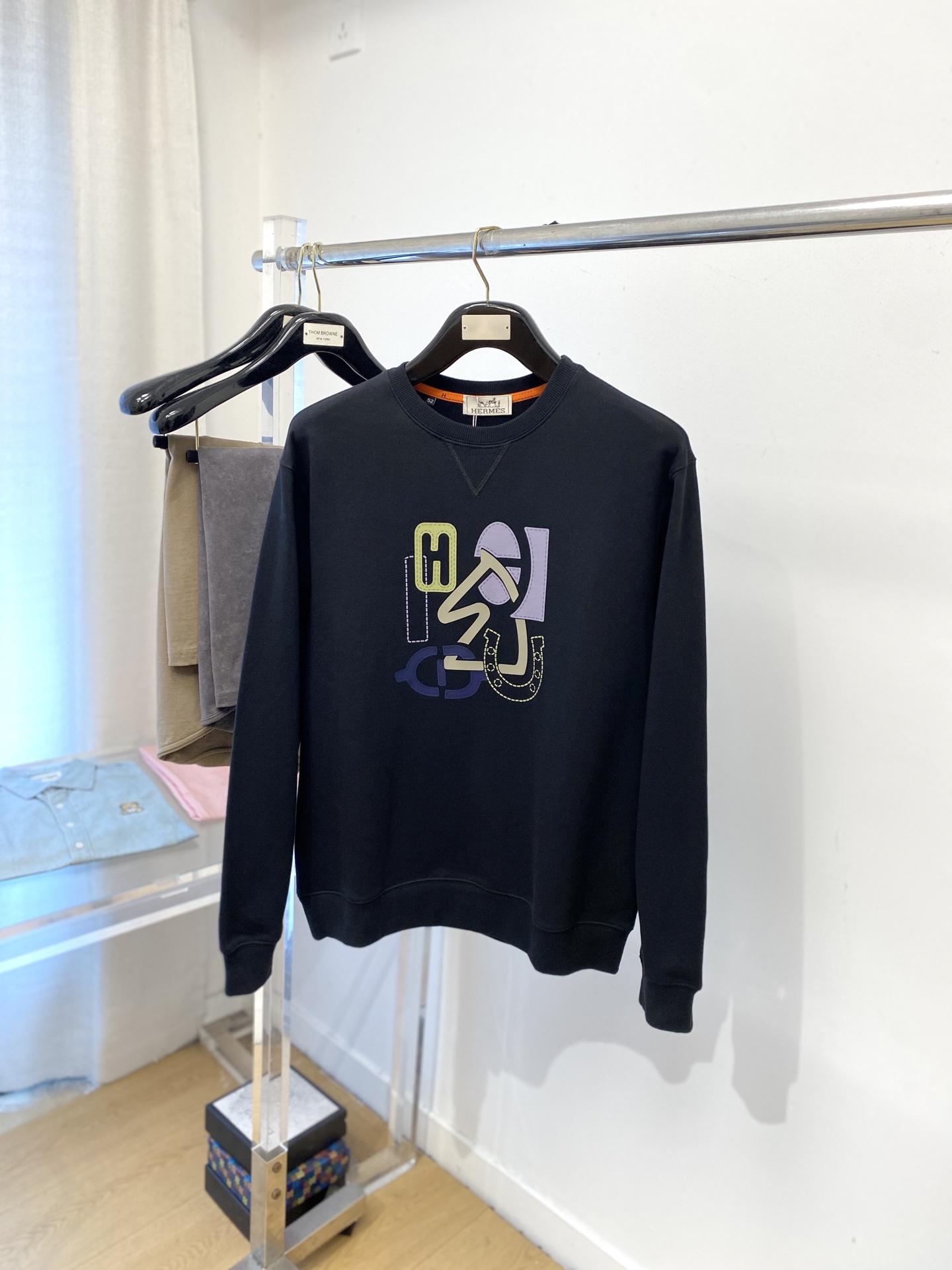 NO:573170,Hermes, 2025 new sweatshirt, handsome and fashionable, simple and versatile. Top-quality printed rubber pattern logo on the chest. The fabric is cotton. It is not only crisp and maintains the trendy silhouette, but also comfortable to wear. The yarn is more delicate. Size M-4XL, hermes, hoodie, sweatshirts, alexander wang19860909爱马仕、2025新品卫衣,帅气时尚,简约百搭款.胸前顶级印胶图案logo,面料棉 不仅挺括,保持潮流的廓形,又穿着舒适,纱织更细腻,码数M-4XL,,hermes,hoodie,sweatshirts,alexander wang,Men's clothing