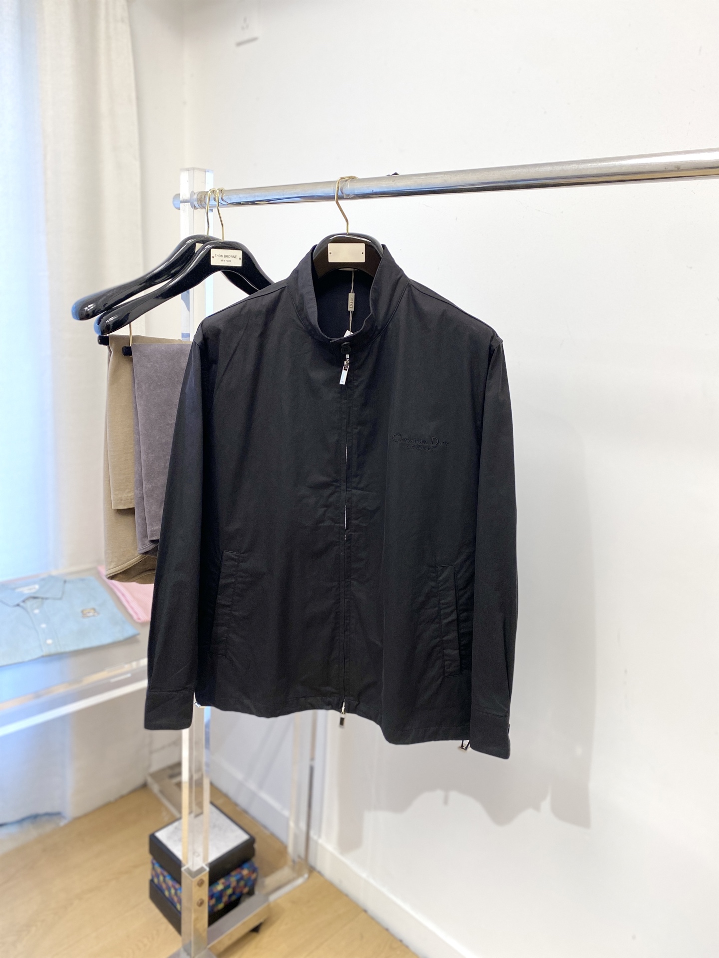 NO:595098,Dior, 2025 new jacket, fashionable and handsome, simple and versatile, exquisite embroidered letter logo on the chest, customized original fabric, not only crisp and trendy silhouette, but also comfortable to wear, more delicate yarn weaving, size M-3XL,,dior,jackets & coats,jackets & coats,alexander wang19860909迪奥、 2025新品夹克外套,时尚帅气,简约百搭款,胸前精致刺绣字母logo,定制原版面料,不仅挺括,保持潮流的廓形,又穿着舒适,纱织更细腻,码数M-3XL,,dior,jackets & coats,jackets & coats,alexander wang,Men's clothing