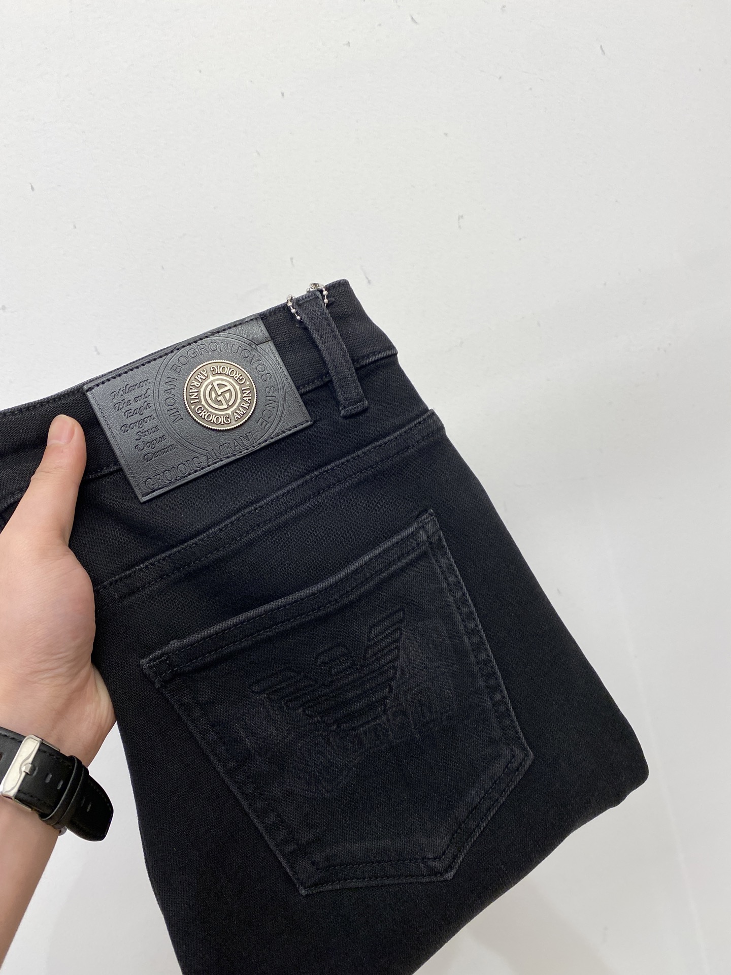 NO:573161,Armani, 2025 latest products, available at counters at the same time, original goods, washed casual jeans, imported original washed stretch fabrics, comfortable and elastic, original hardware accessories decorated with logo, super correct version, extremely high grade, counter quality, fashionable and stylish upper body, code number 29-38,,armani,jeans,alexander wang19860909阿玛尼、 2025最新品,专柜同步有售,原单狠货,水洗休闲牛仔裤,进口原版水洗弹力面料,舒适有弹性,原版五金辅料装饰logo,版型超正,档次极高,专柜品质,上身时尚有型,码数29-38,,armani,jeans,alexander wang,Men's clothing