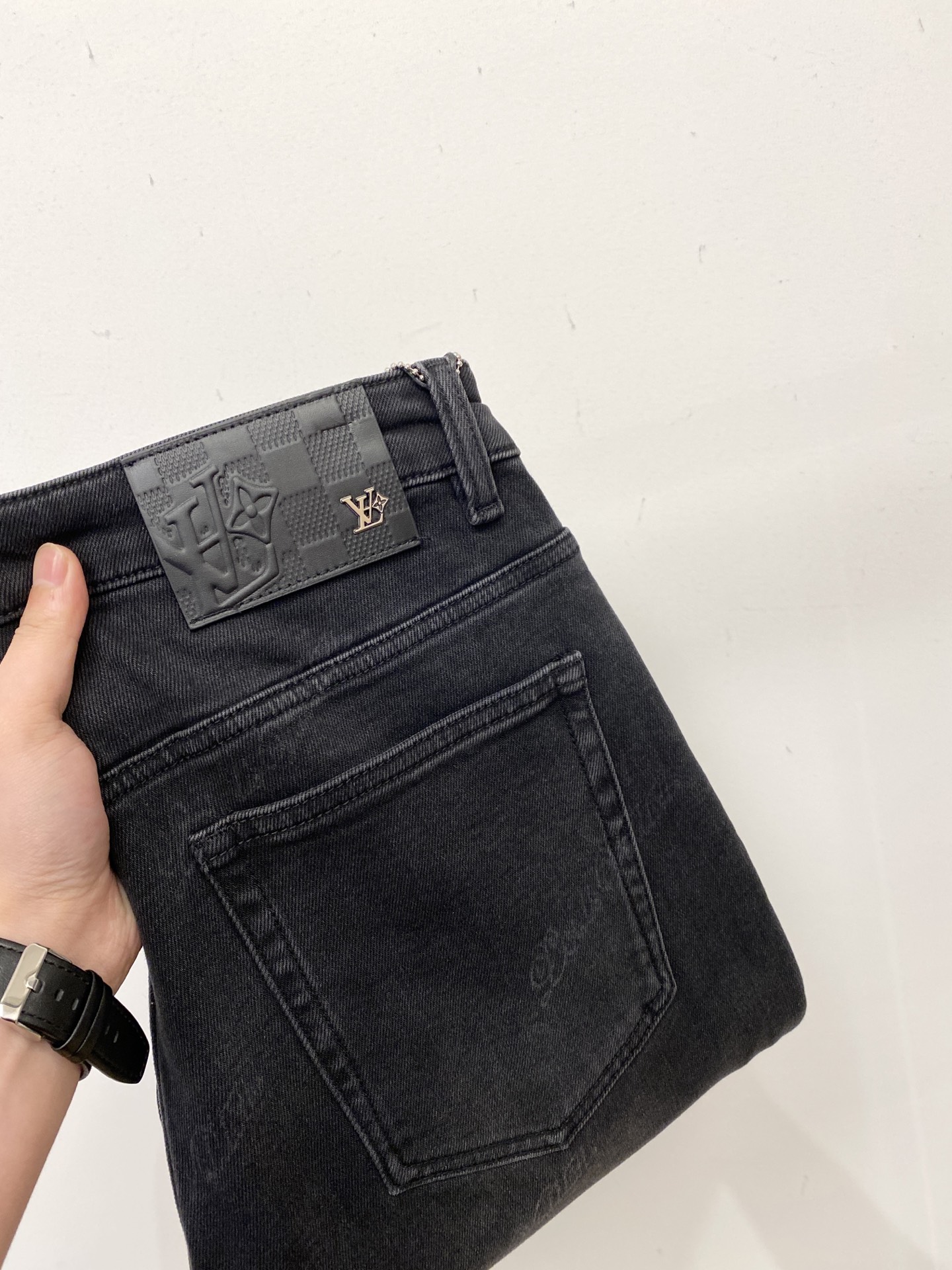 NO:573158,LV, 2025 latest products, available at counters simultaneously, original goods, washed casual jeans, imported original washed stretch fabrics, comfortable and elastic, original hardware accessories decorated with logo, super correct version, extremely high grade, counter quality, fashionable and stylish upper body, code number 28-36,, louis vuitton, jeans, alexander wang19860909LV、 2025最新品,专柜同步有售,原单狠货,水洗休闲牛仔裤,进口原版水洗弹力面料,舒适有弹性,原版五金辅料装饰logo,版型超正,档次极高,专柜品质,上身时尚有型,码数28-36,,louis vuitton,jeans,alexander wang,Men's clothing