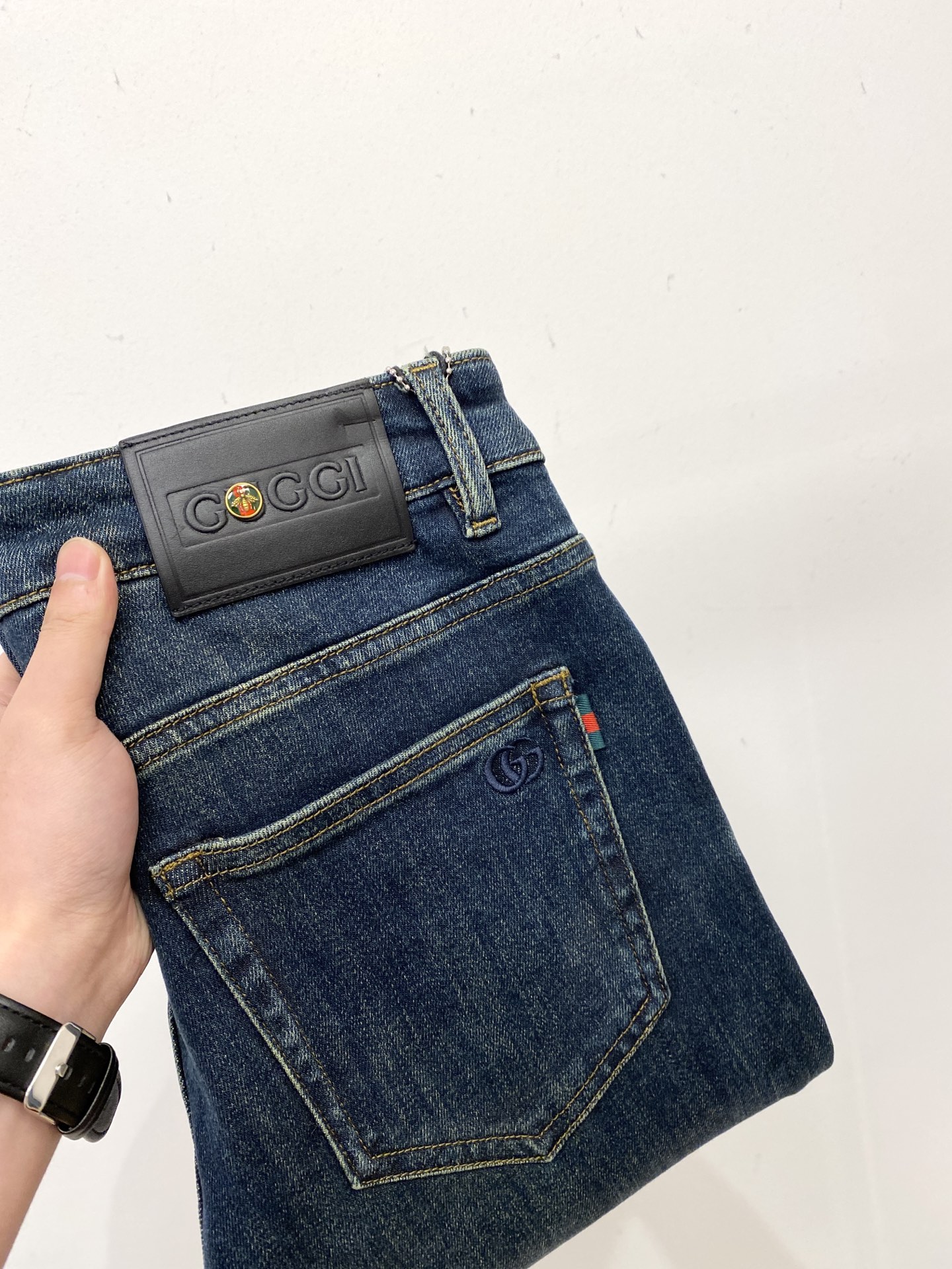 NO:573152,Gucci, 2025 latest products, available at counters simultaneously, original goods, washed casual jeans, imported original washed stretch fabrics, comfortable and elastic, original hardware accessories decorated with logo, super correct version, extremely high grade, counter quality, fashionable and stylish upper body, size 28-36, jeans, alexander wang19860909古奇、 2025最新品,专柜同步有售,原单狠货,水洗休闲牛仔裤,进口原版水洗弹力面料,舒适有弹性,原版五金辅料装饰logo,版型超正,档次极高,专柜品质,上身时尚有型,码数28-36,,jeans,alexander wang,Men's clothing