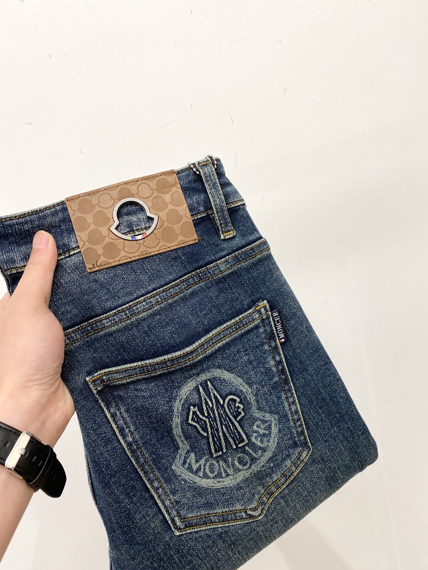 NO:573175,Meng Mouth, 2025 latest products, available at counters at the same time, original goods, washed casual jeans, imported original washed stretch fabrics, comfortable and elastic, original hardware accessories decorated with logo, super correct version, extremely high grade, counter quality, fashionable upper body, code number 29-38,,Moncler,jeans,alexander wang19860909蒙口、 2025最新品,专柜同步有售,原单狠货,水洗休闲牛仔裤,进口原版水洗弹力面料,舒适有弹性,原版五金辅料装饰logo,版型超正,档次极高,专柜品质,上身时尚有型,码数29-38,,Moncler,jeans,alexander wang,Men's clothing