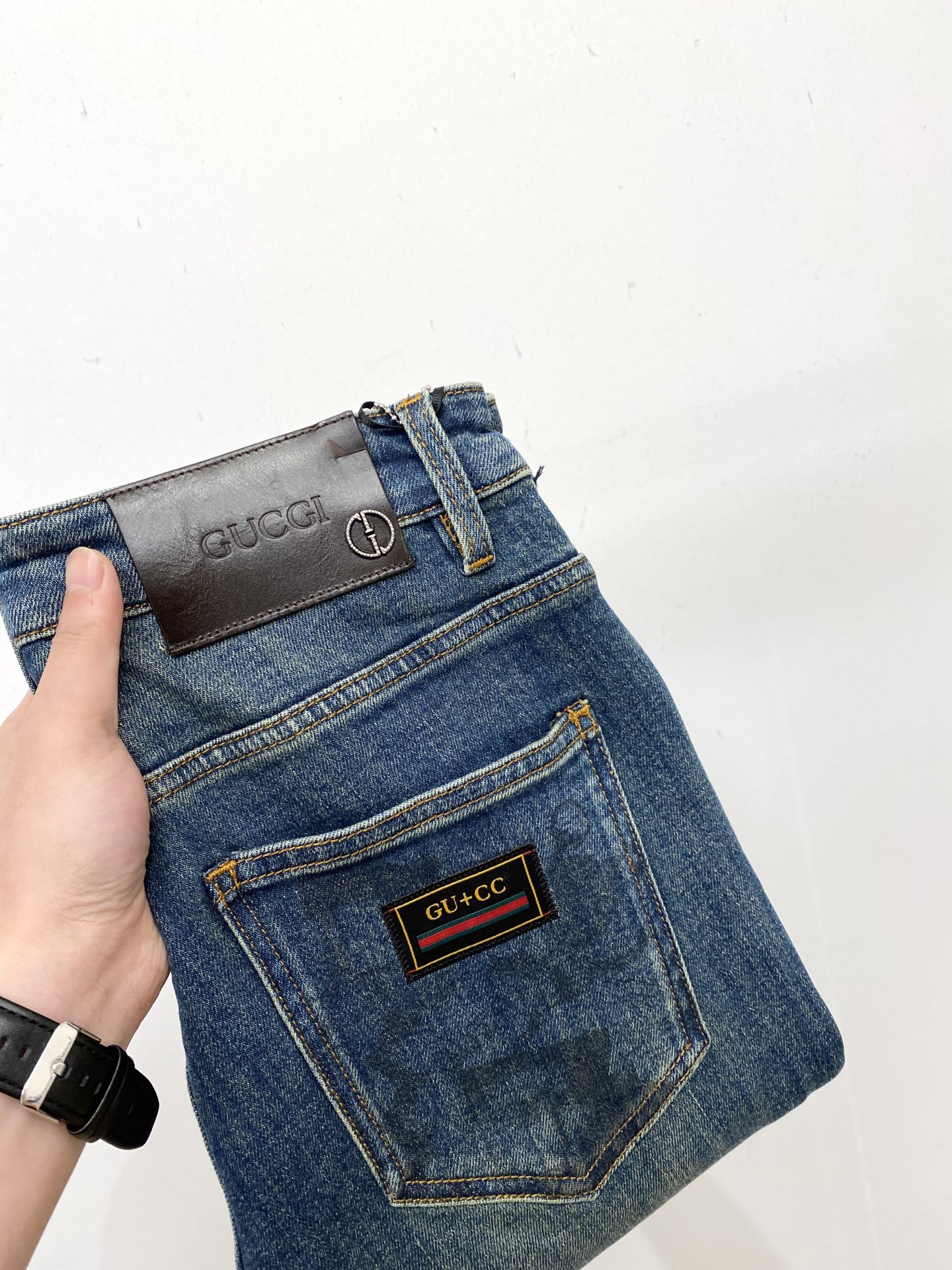 NO:573172,Gucci, 2025 latest products, available at counters simultaneously, original goods, washed casual jeans, imported original washed stretch fabric, comfortable and elastic, original hardware accessories decorated with logo, super correct version, extremely high grade, counter quality, fashionable and stylish upper body, size 29-38, jeans, alexander wang19860909古奇、 2025最新品,专柜同步有售,原单狠货,水洗休闲牛仔裤,进口原版水洗弹力面料,舒适有弹性,原版五金辅料装饰logo,版型超正,档次极高,专柜品质,上身时尚有型,码数29-38,,jeans,alexander wang,Men's clothing