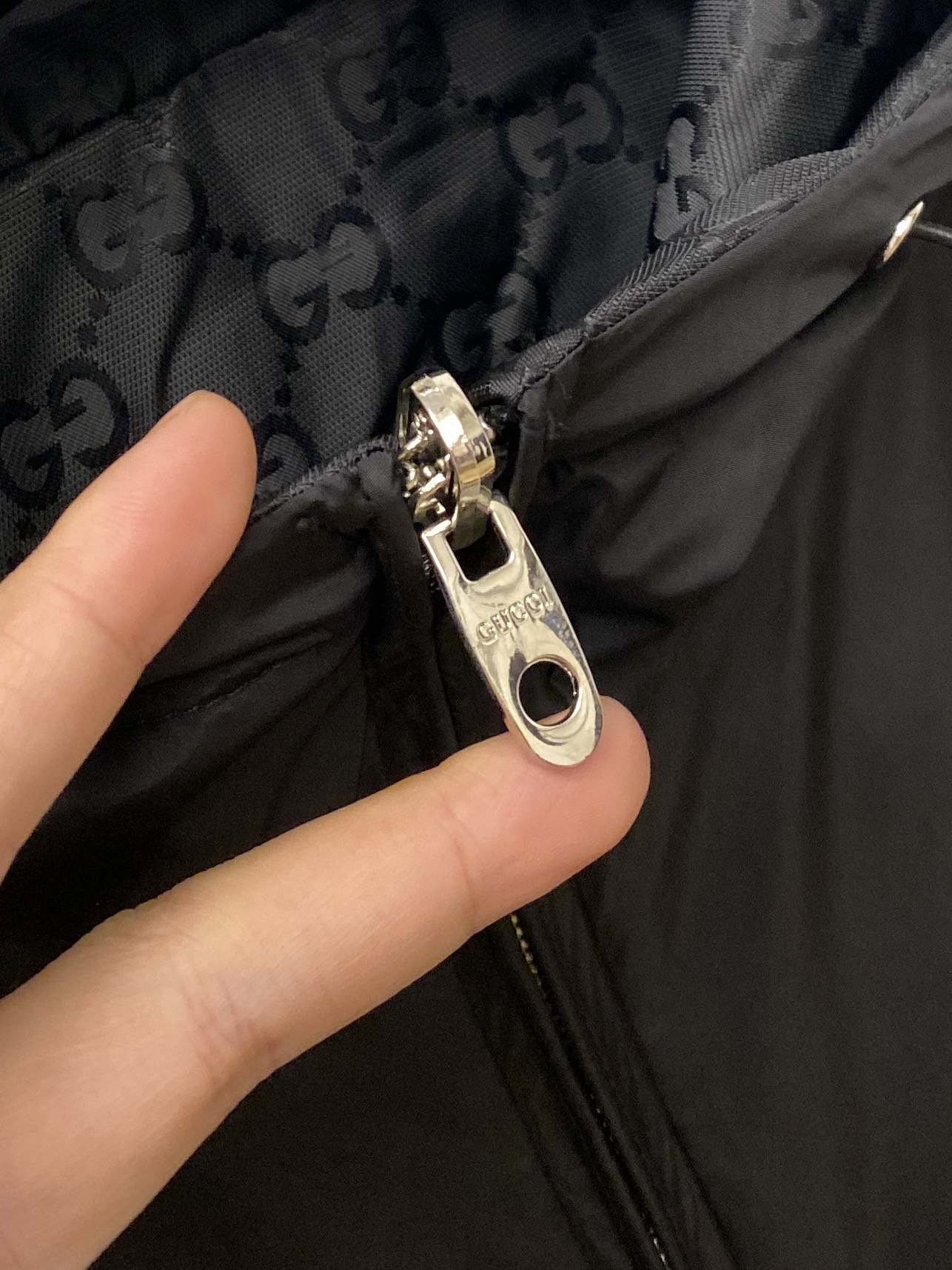 ￼古奇、2025新品双面穿夹克外套，时尚帅气，简约百搭款，胸前刺绣装饰字母logo，定制原版面料，不仅挺