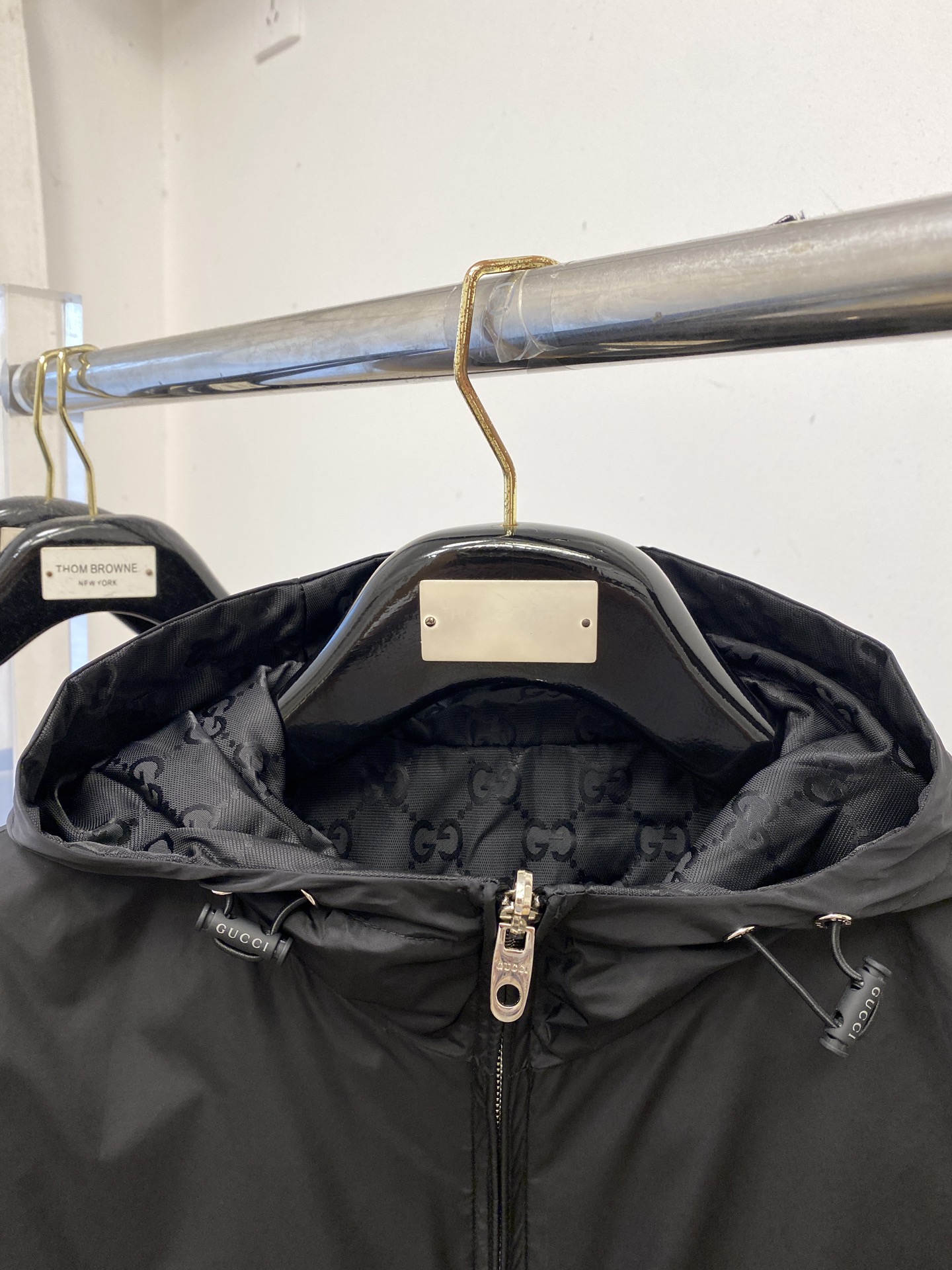 ￼古奇、2025新品双面穿夹克外套，时尚帅气，简约百搭款，胸前刺绣装饰字母logo，定制原版面料，不仅挺