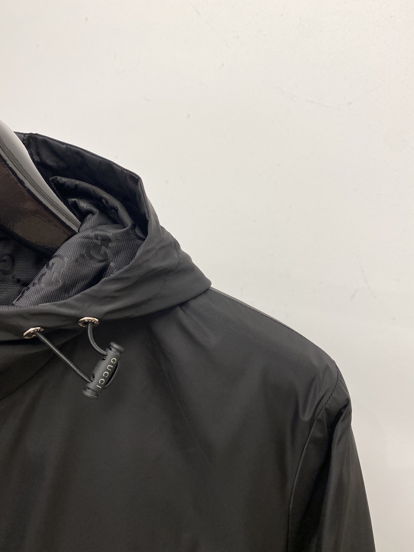 ￼古奇、2025新品双面穿夹克外套，时尚帅气，简约百搭款，胸前刺绣装饰字母logo，定制原版面料，不仅挺