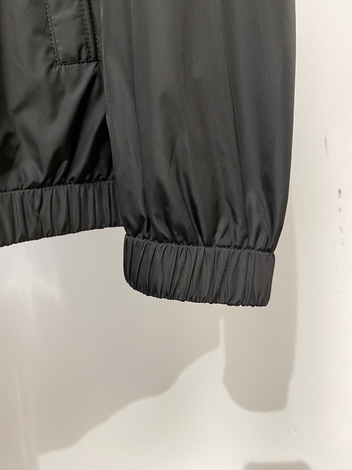 ￼古奇、2025新品双面穿夹克外套，时尚帅气，简约百搭款，胸前刺绣装饰字母logo，定制原版面料，不仅挺