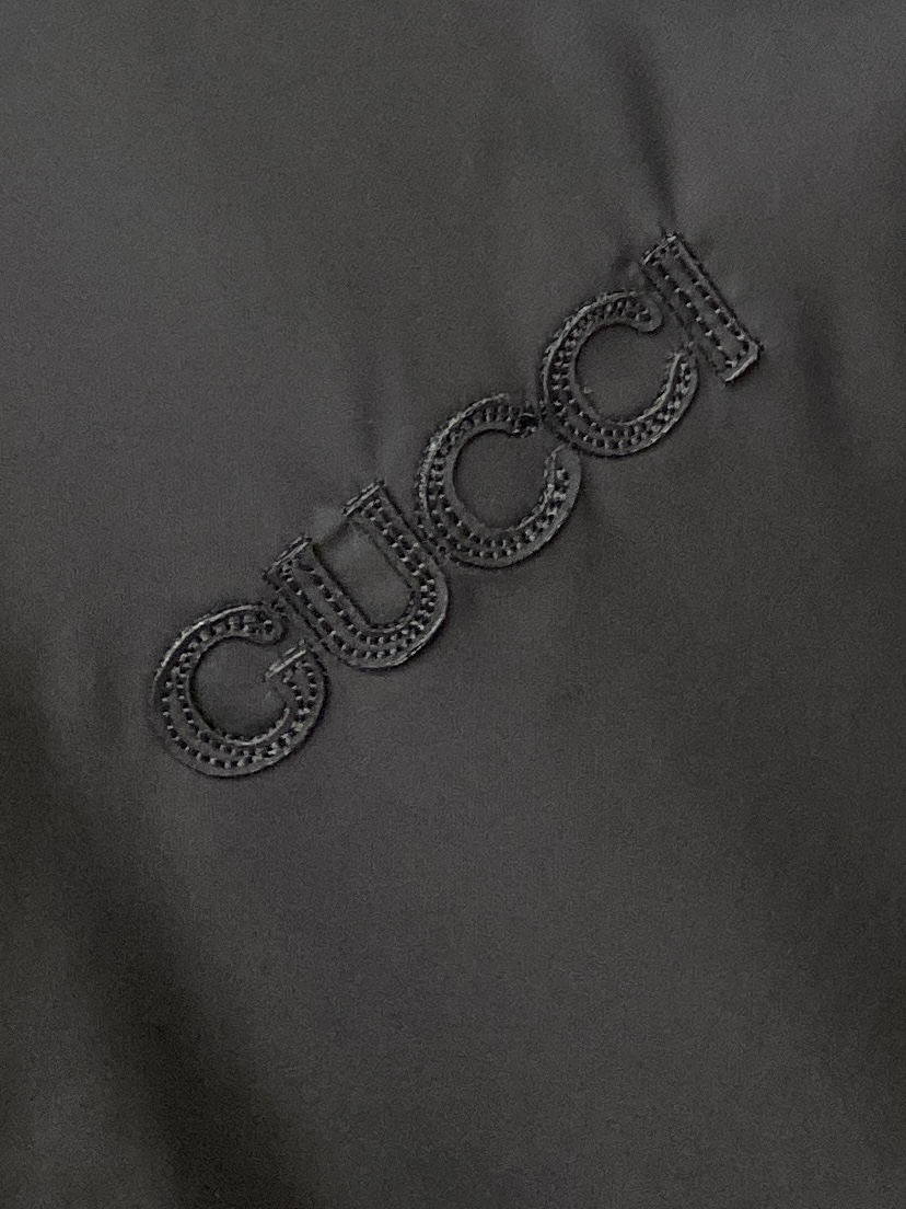 ￼古奇、2025新品双面穿夹克外套，时尚帅气，简约百搭款，胸前刺绣装饰字母logo，定制原版面料，不仅挺