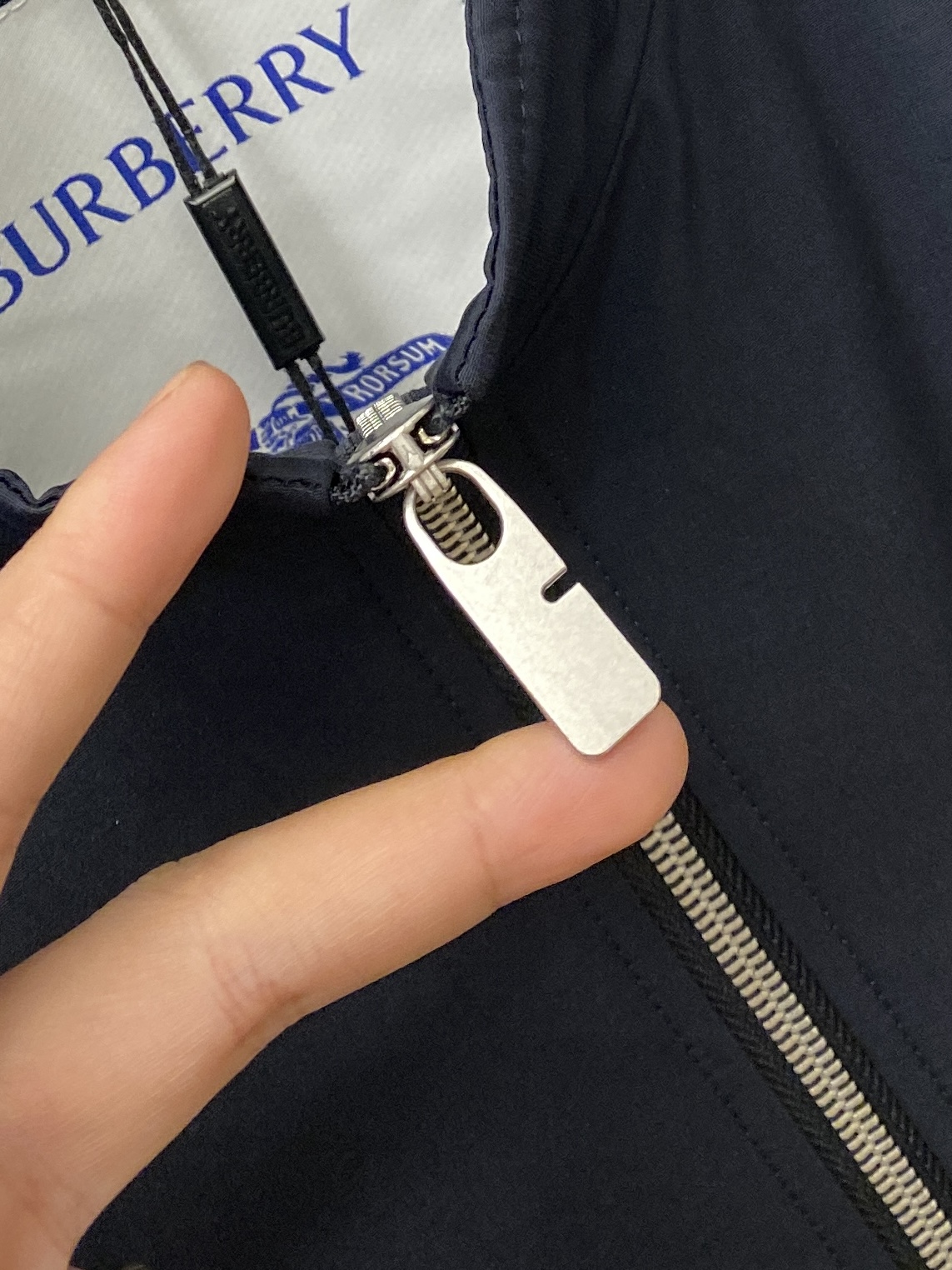 ￼巴宝莉、2025新品夹克外套，时尚帅气，简约百搭款，胸前精致刺绣字母logo，定制原版面料，不仅挺括，