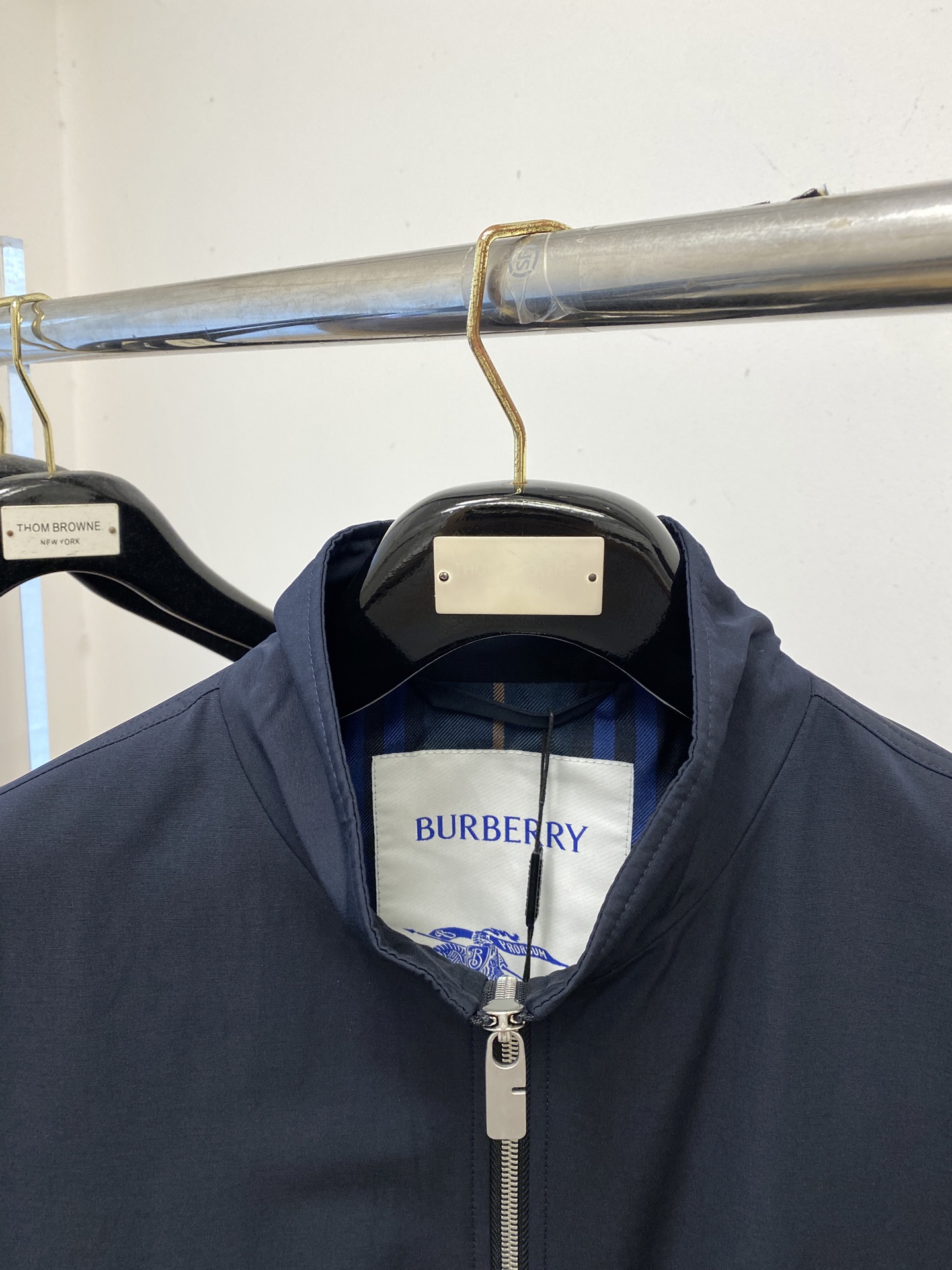 ￼巴宝莉、2025新品夹克外套，时尚帅气，简约百搭款，胸前精致刺绣字母logo，定制原版面料，不仅挺括，