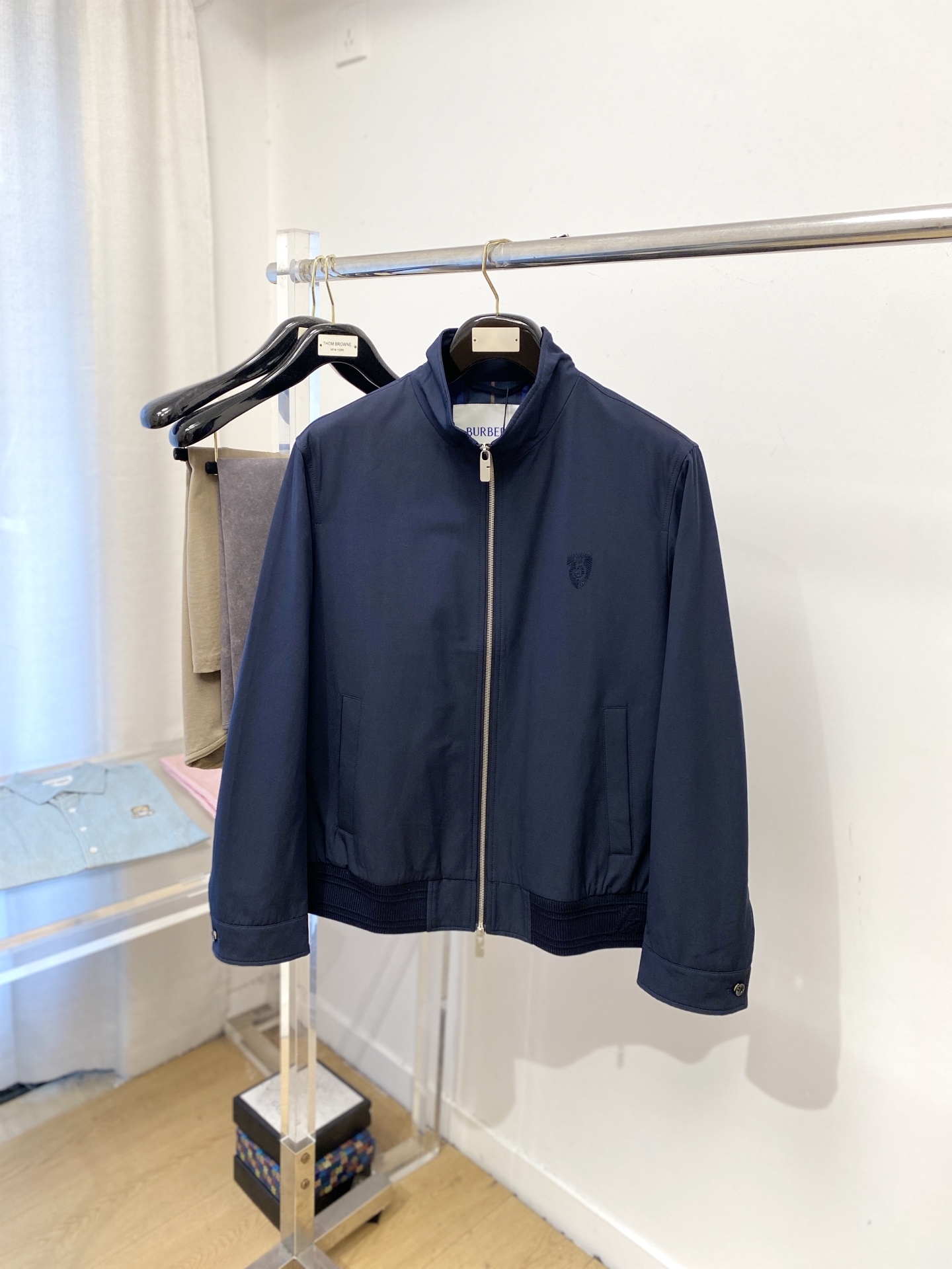 ￼巴宝莉、2025新品夹克外套，时尚帅气，简约百搭款，胸前精致刺绣字母logo，定制原版面料，不仅挺括，