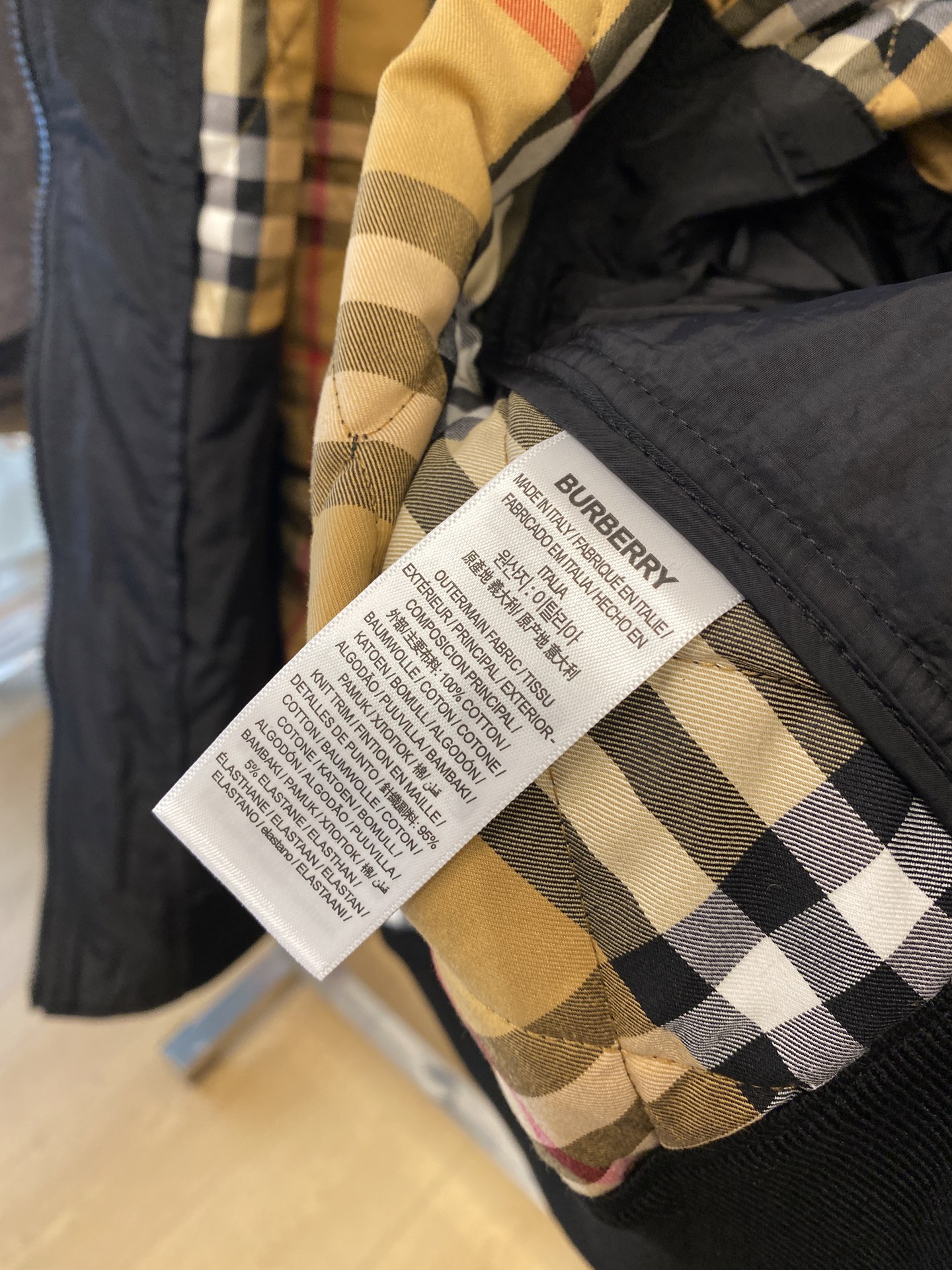 巴宝莉、 2025新品夹克外套，时尚帅气，简约百搭款，胸前精致刺绣字母logo，定制原版面料，不仅挺括，