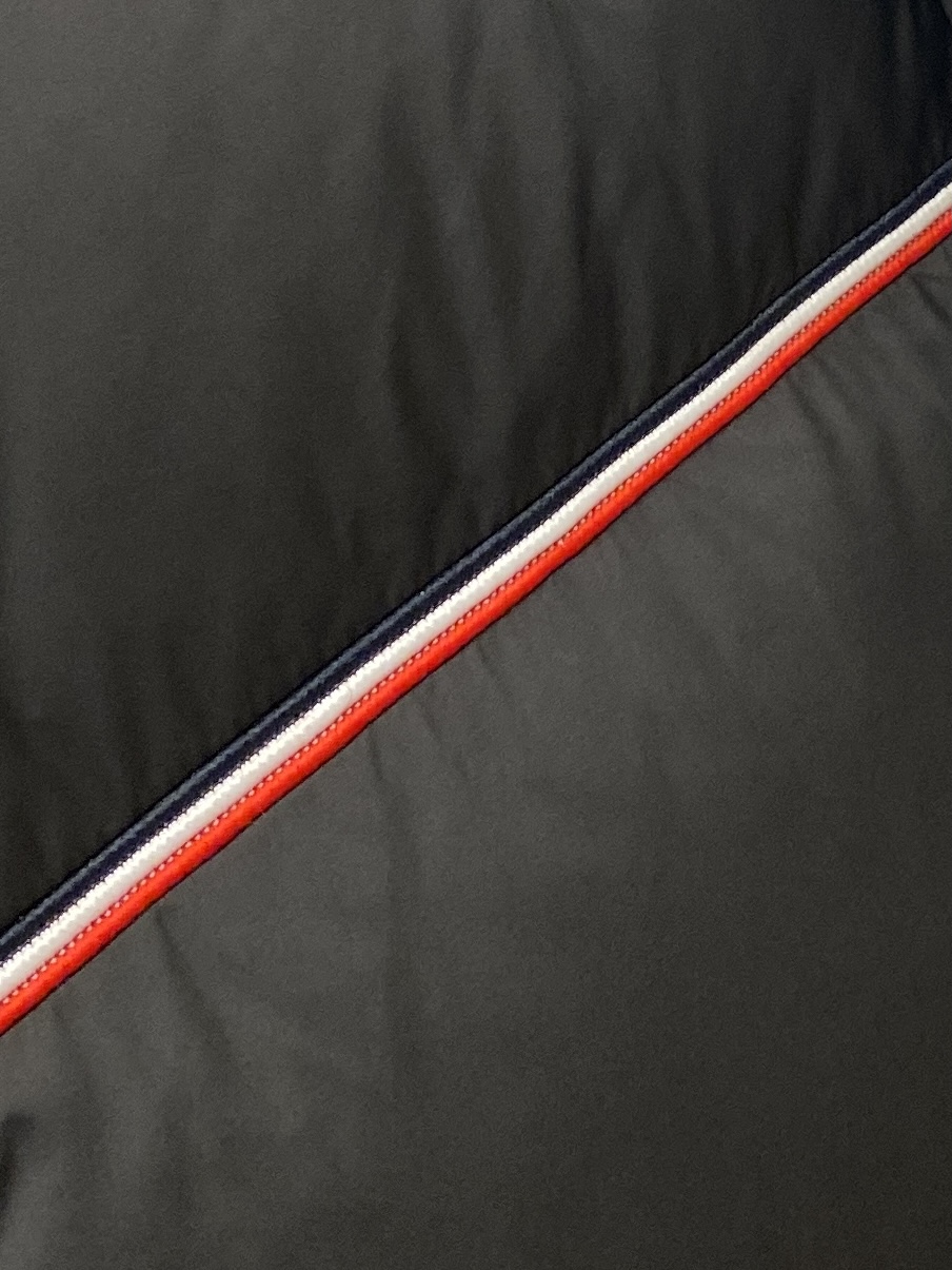 蒙口、2025最新款男士轻薄羽绒夹克外套、面料柔软舒适 ．上身版型超赞 ．拉链．辅料都是客供 、进口面料