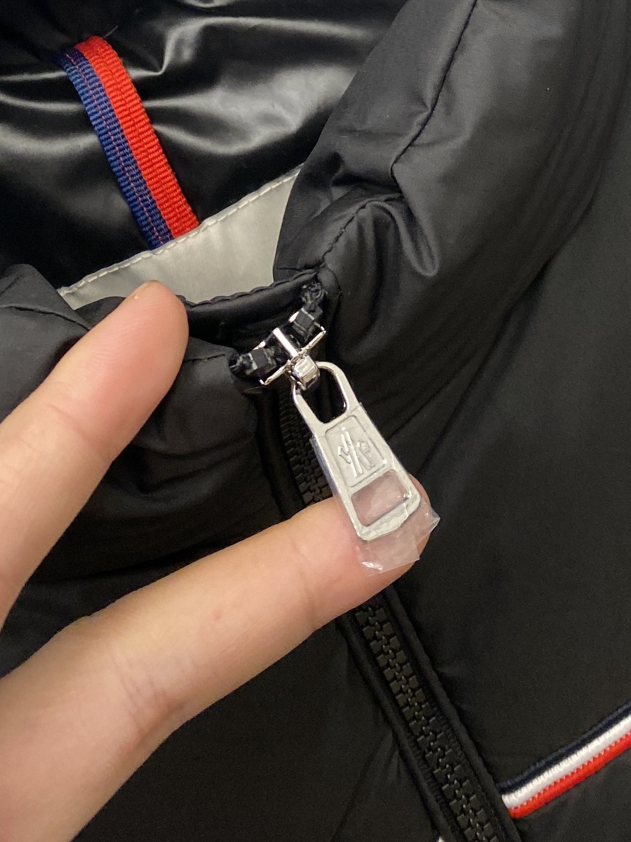 蒙口、2025最新款男士轻薄羽绒夹克外套、面料柔软舒适 ．上身版型超赞 ．拉链．辅料都是客供 、进口面料