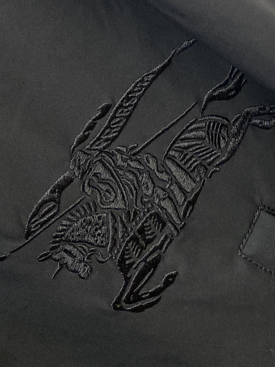 巴宝莉、2025新品夹克外套，时尚帅气，简约百搭款，衣下精致刺绣图案logo，定制原版面料，不仅挺括，保