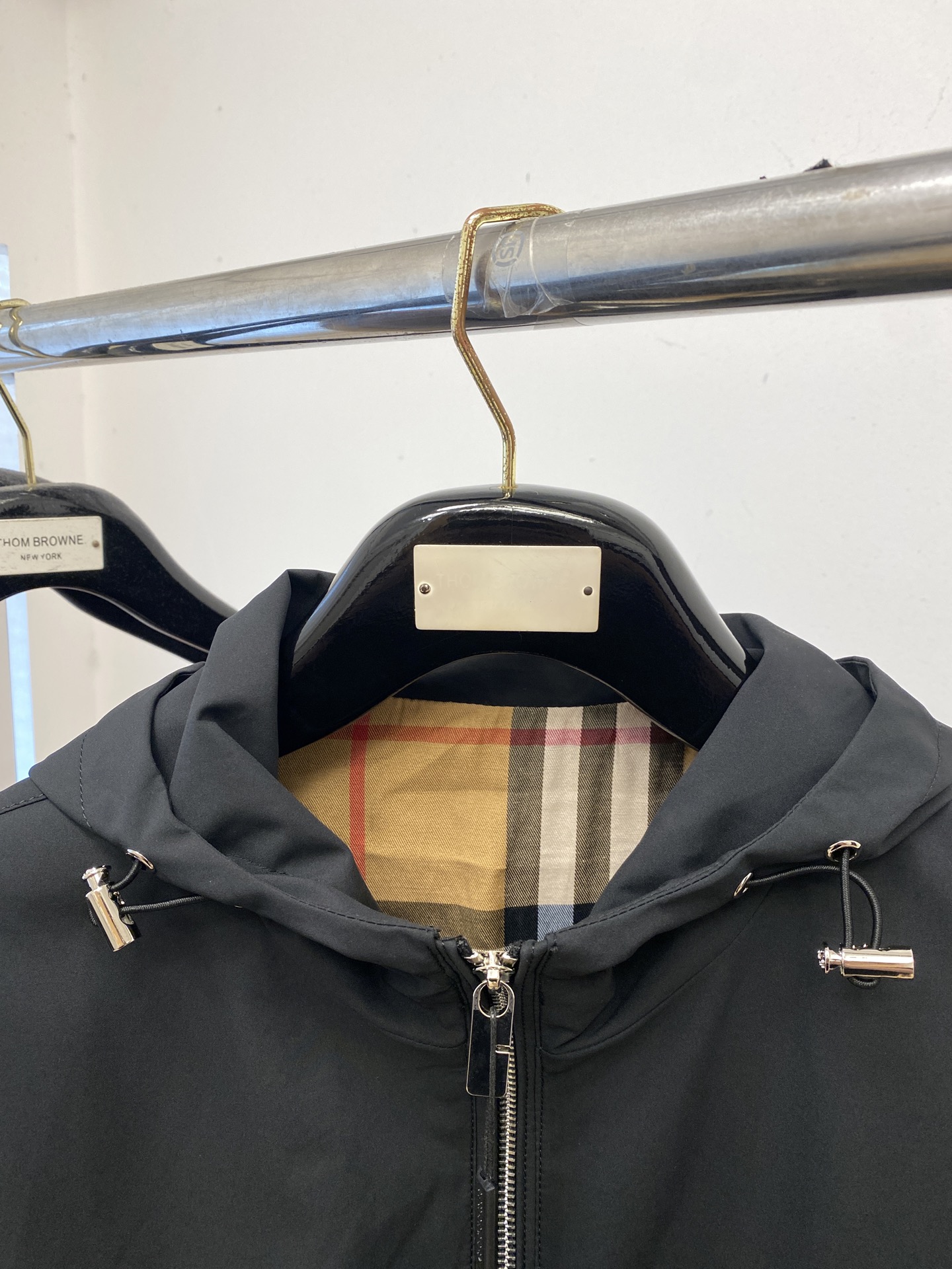 巴宝莉、2025新品夹克外套，时尚帅气，简约百搭款，衣下精致刺绣图案logo，定制原版面料，不仅挺括，保