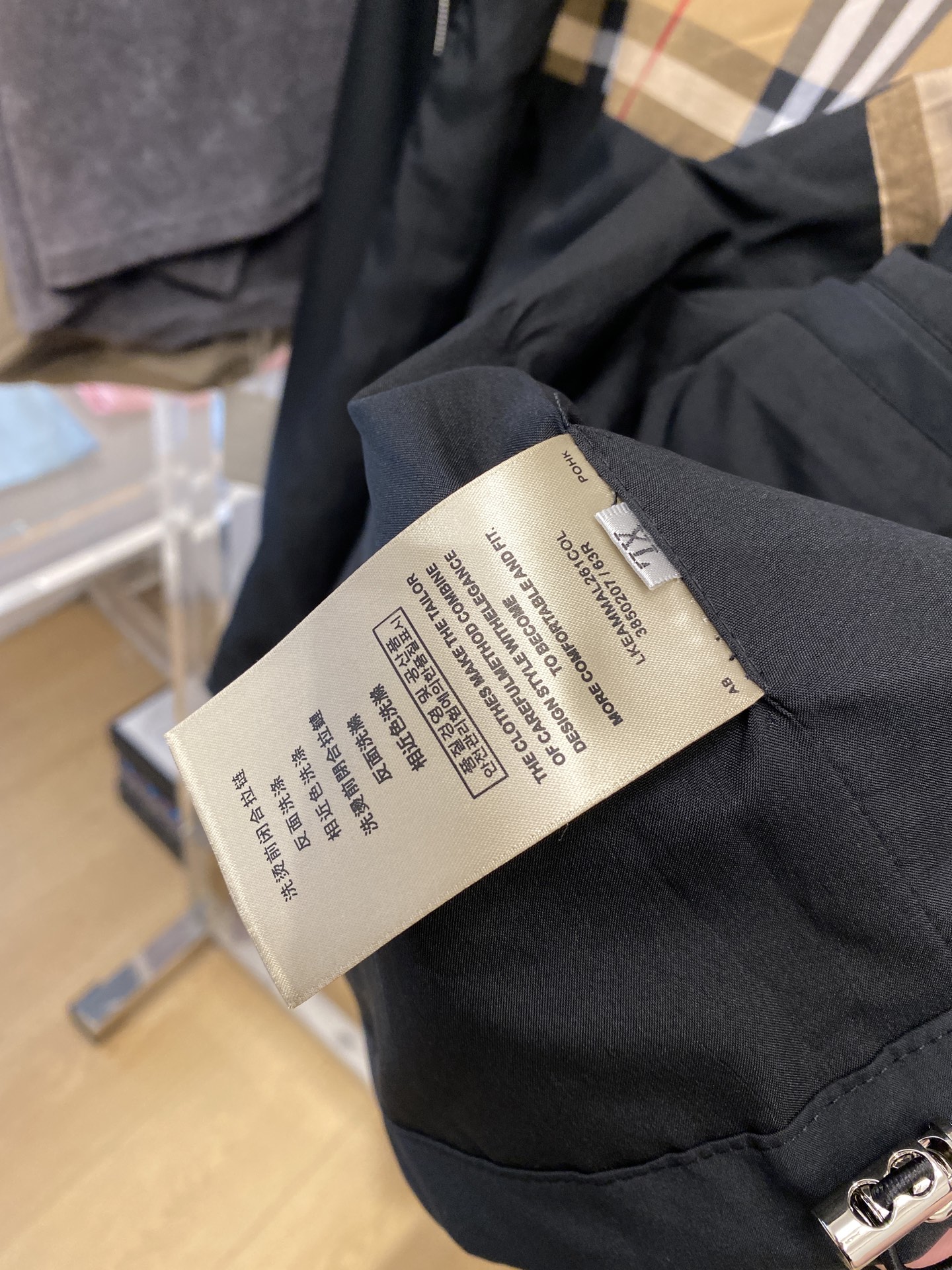 巴宝莉、2025新品夹克外套，时尚帅气，简约百搭款，衣下精致刺绣图案logo，定制原版面料，不仅挺括，保