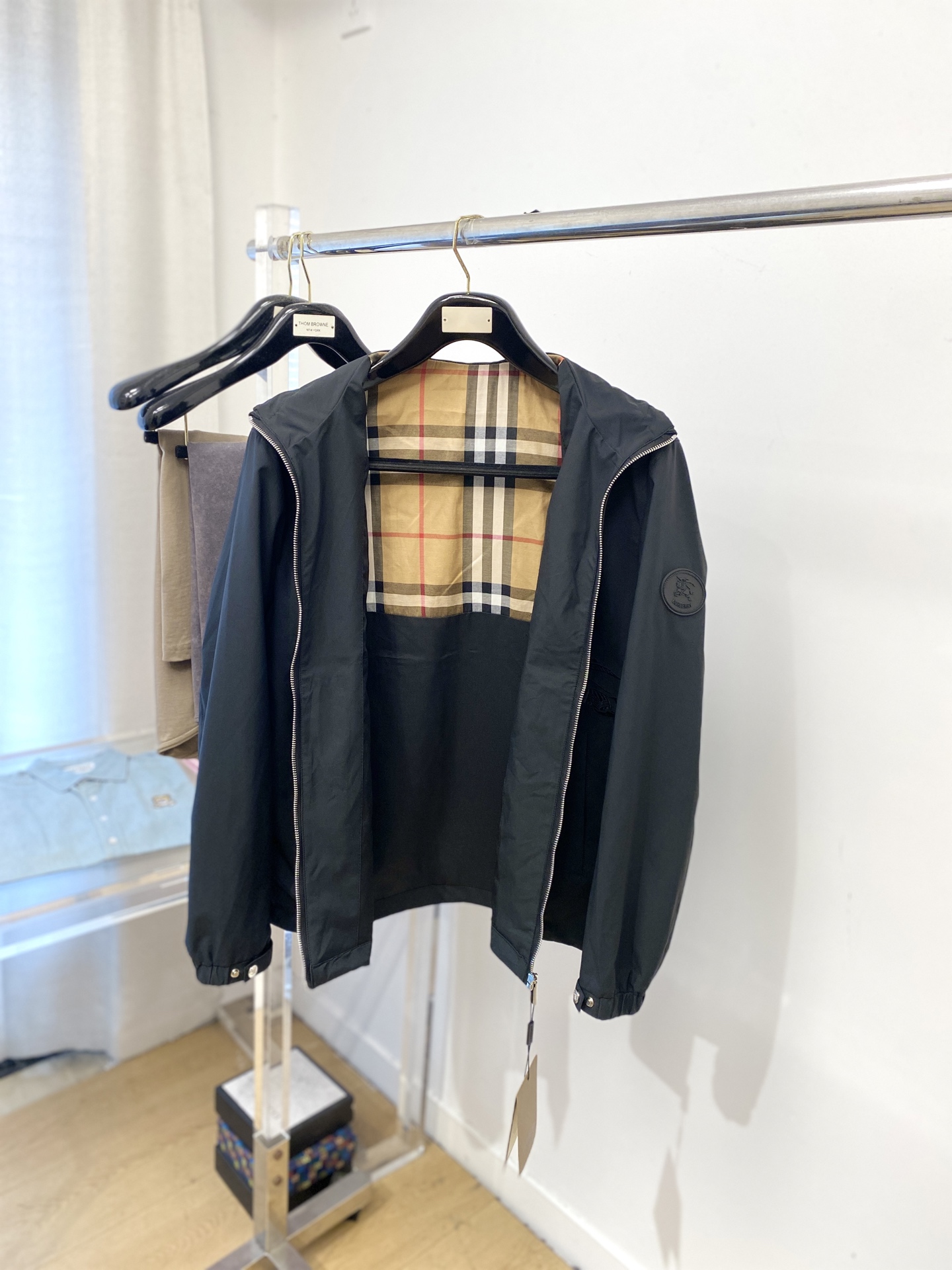 巴宝莉、2025新品夹克外套，时尚帅气，简约百搭款，衣下精致刺绣图案logo，定制原版面料，不仅挺括，保