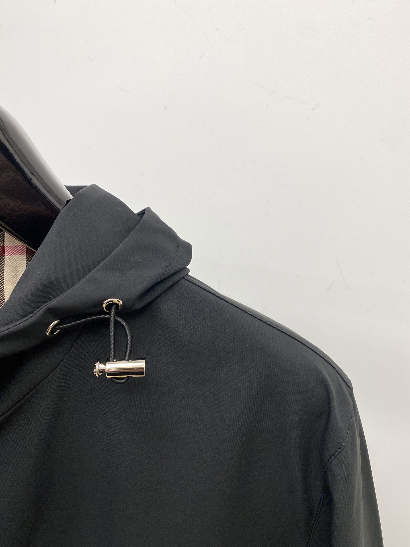 巴宝莉、2025新品夹克外套，时尚帅气，简约百搭款，衣下精致刺绣图案logo，定制原版面料，不仅挺括，保