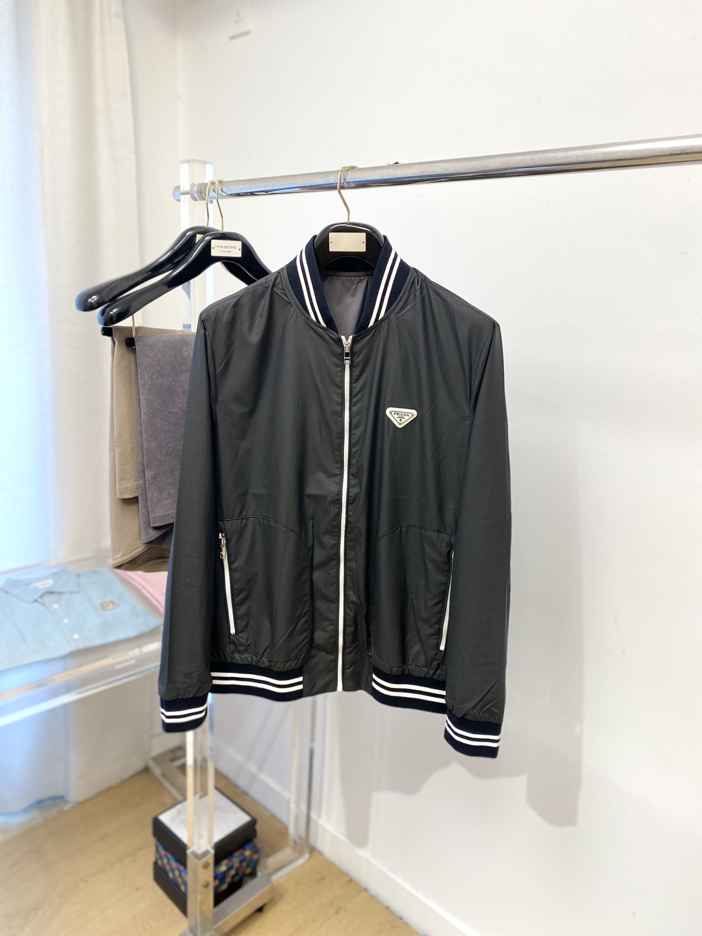 NO:595089,Prada, 2025 new jacket, fashionable and handsome, simple and versatile, hardware decorated with triangle logo on the chest, customized original fabric, not only stiff and keeping the trendy silhouette, but also comfortable to wear, the yarn is more delicate, size M-3XL,, prada,jackets & coats,jackets & coats,alexander wang19860909普拉达、2025新品夹克外套,时尚帅气,简约百搭款,胸前五金装饰三角标logo,定制原版面料,不仅挺括,保持潮流的廓形,又穿着舒适,纱织更细腻,码数M-3XL,,prada,jackets & coats,jackets & coats,alexander wang,Men's clothing