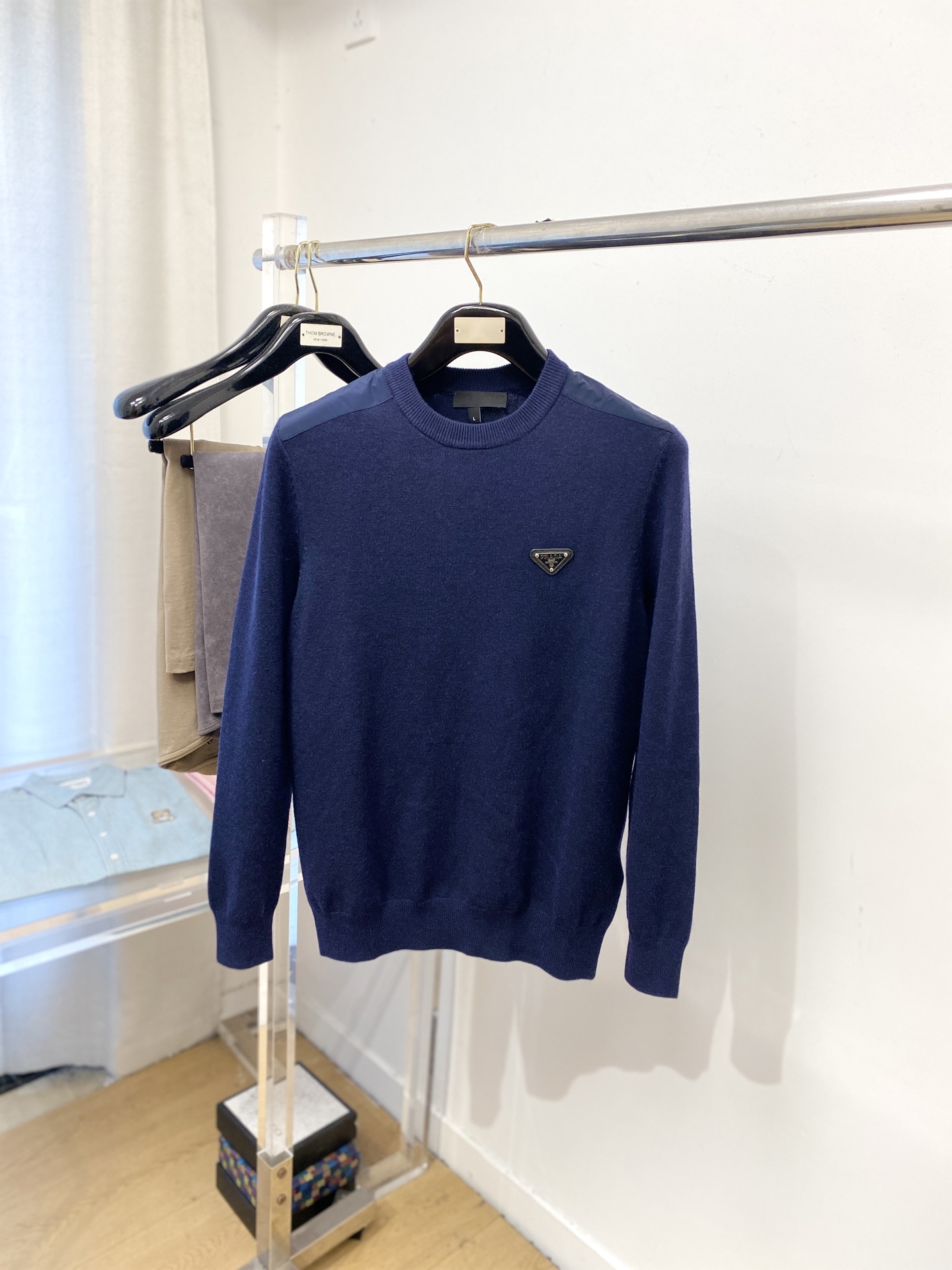 NO:601127,Prada, 2025 new woolen sweaters have a delicate and soft feel that can be directly in contact with the skin, allowing the warm yarn to change into a delicate texture. The top-notch craftsmanship is very distinctive and colorful, and the style is simple, elegant and exquisite. The three-dimensional tailoring design makes the entire sweater upper body full of youthful vitality and vitality. It is recommended to be a must-have for autumn and winter. Sizes M-3XL, prada, sweaters, alexander wang19860909普拉达、2025新品羊毛衣 具有手感细腻柔软,可直接与肌肤接触,让暖心的纱线变化出细腻的质感,顶级工艺极具特色出彩,款式简约大方精美 立体剪裁的版型设计,让整款毛衣上身尽显青春活力和朝气,推荐款秋冬季穿搭必备.尺码M-3XL,,prada,sweaters,alexander wang,Men's clothing