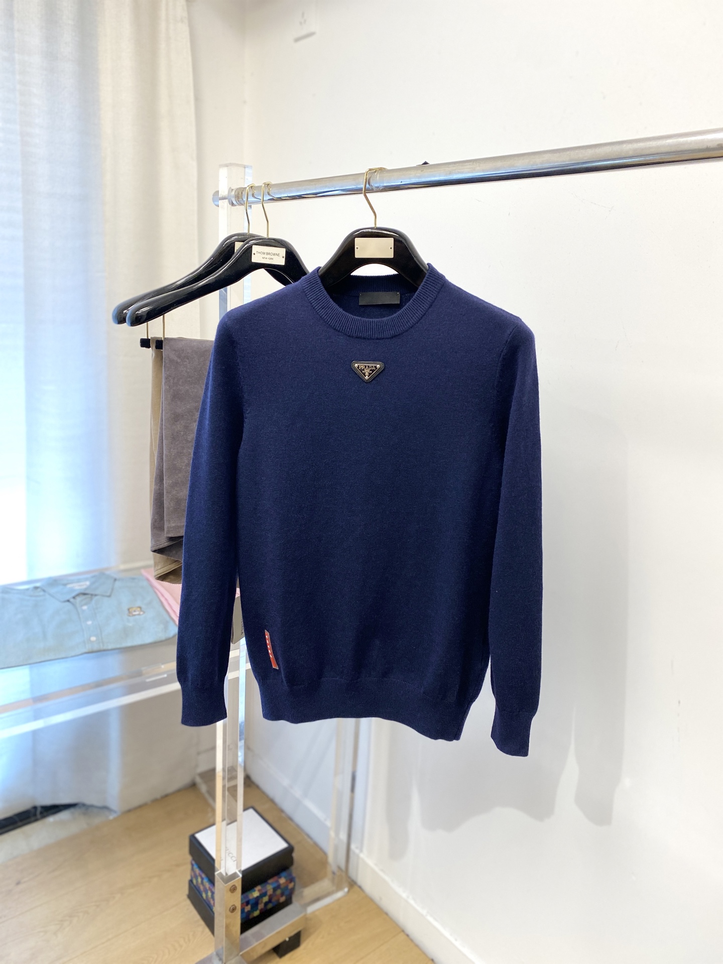 NO:622364,Prada, 2025 new woolen sweaters have a delicate and soft feel that can be directly in contact with the skin, allowing the warm yarn to change into a delicate texture. The top-notch craftsmanship is very distinctive and colorful, and the style is simple, elegant and exquisite. The three-dimensional tailoring design makes the entire sweater upper body full of youthful vitality and vitality. It is recommended to be a must-have for autumn and winter. Sizes M-3XL, prada, sweaters, alexander wang19860909普拉达、2025新品羊毛衣 具有手感细腻柔软,可直接与肌肤接触,让暖心的纱线变化出细腻的质感,顶级工艺极具特色出彩,款式简约大方精美 立体剪裁的版型设计,让整款毛衣上身尽显青春活力和朝气,推荐款秋冬季穿搭必备.尺码M-3XL,,prada,sweaters,alexander wang,Men's clothing