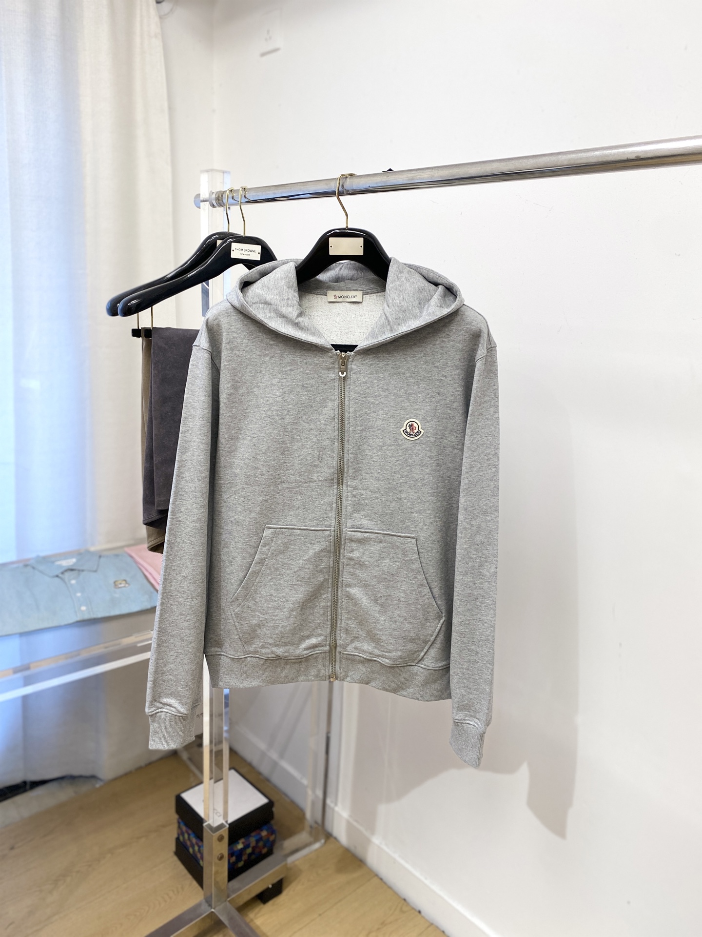 NO:600113,Meng Mouth, 2025 new sweatshirt jacket, fashionable and handsome, simple and versatile, embroidered decorative pattern logo on the chest, customized original fabric, not only stiff, maintaining the trendy silhouette, but also comfortable to wear, the yarn is more delicate, size M-3XL,, Moncler, hoodie, sweatshirts, jackets & coats, alexander wang19860909蒙口、2025新品卫衣外套,时尚帅气,简约百搭款,胸前刺绣装饰图案logo,定制原版面料,不仅挺括,保持潮流的廓形,又穿着舒适,纱织更细腻,码数M-3XL,,Moncler,hoodie,sweatshirts,jackets & coats,alexander wang,Men's clothing