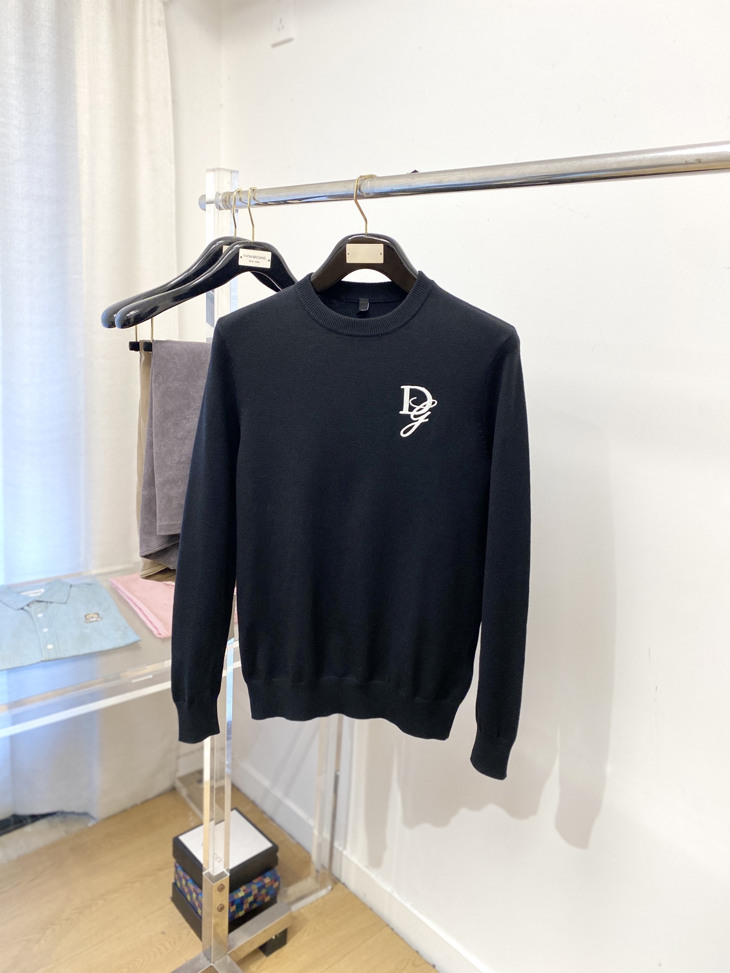 NO:601125,Dior, 2025 new wool sweater has a delicate and soft feel, which can be directly in contact with the skin, allowing the warm yarn to change into a delicate texture. The top-notch craftsmanship is very distinctive and colorful, and the style is simple, elegant and exquisite. The three-dimensional tailoring design makes the entire sweater upper body full of youthful vitality and vitality. It is recommended to be a must-have for autumn and winter. Sizes M-3XL, dior, sweaters, alexander wang19860909迪奥、2025新品羊毛衣 具有手感细腻柔软,可直接与肌肤接触,让暖心的纱线变化出细腻的质感,顶级工艺极具特色出彩,款式简约大方精美 立体剪裁的版型设计,让整款毛衣上身尽显青春活力和朝气,推荐款秋冬季穿搭必备.尺码M-3XL,,dior,sweaters,alexander wang,Men's clothing