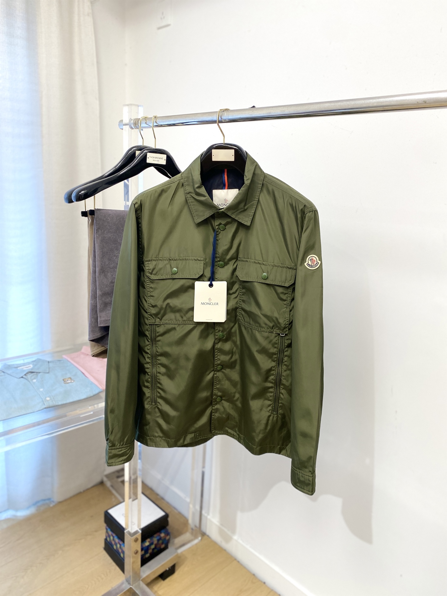 NO:595104,Moncler, 2025 new jacket, fashionable and handsome, simple and versatile, embroidered logo on the cuffs, customized original fabric, not only stiff and maintain the trendy silhouette, but also comfortable to wear, more delicate yarn weaving, code size 1-5,,Moncler,jackets & coats,jackets & coats,alexander wang19860909蒙口、 2025新品夹克外套,时尚帅气,简约百搭款,袖口刺绣装饰图案logo,定制原版面料,不仅挺括,保持潮流的廓形,又穿着舒适,纱织更细腻,码数1-5码,,Moncler,jackets & coats,jackets & coats,alexander wang,Men's clothing