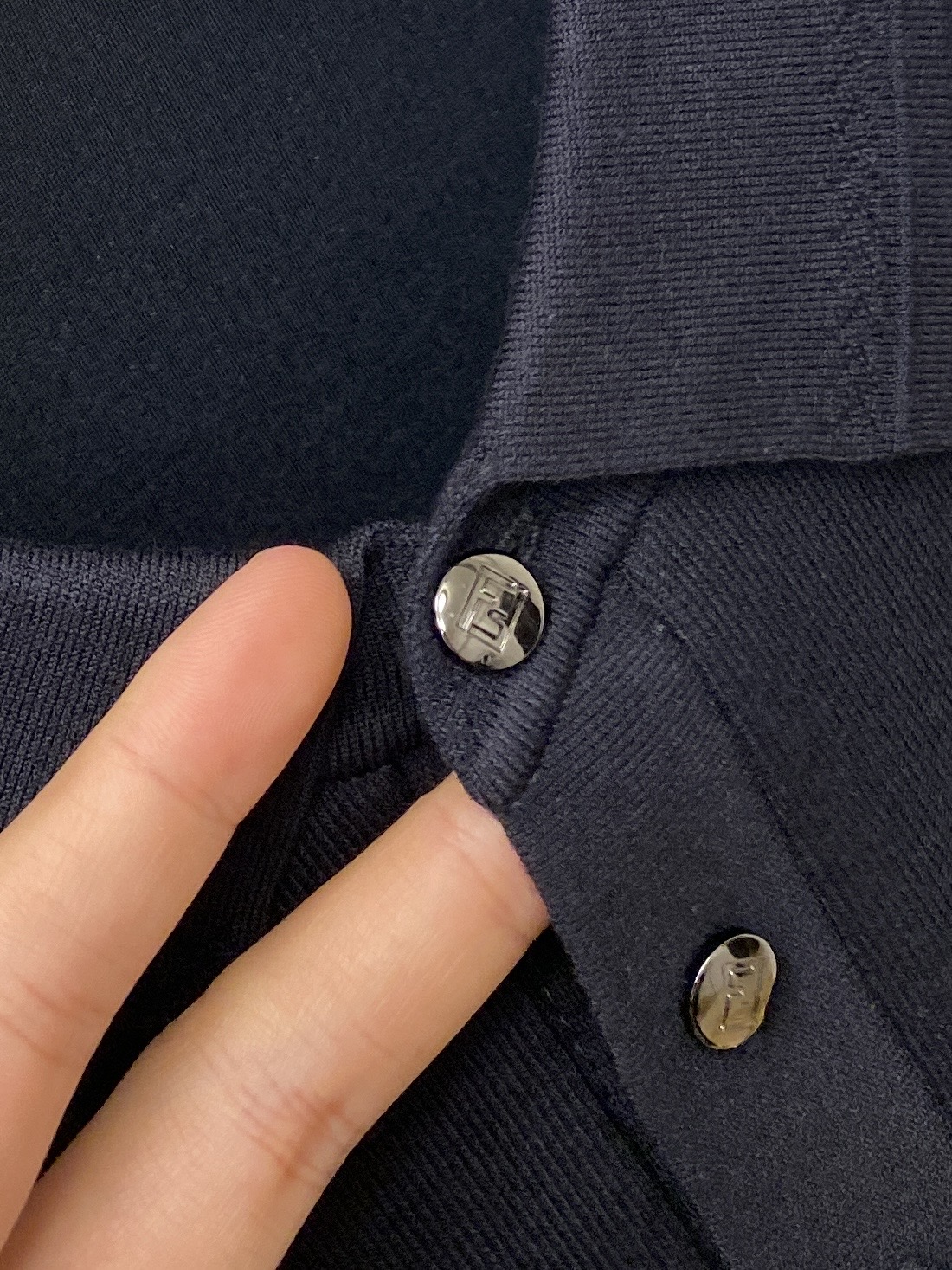 ￼ 芬迪、2025新品羊毛衣 具有手感细腻柔软，可直接与肌肤接触，让暖心的纱线变化出细腻的质感，顶级工艺