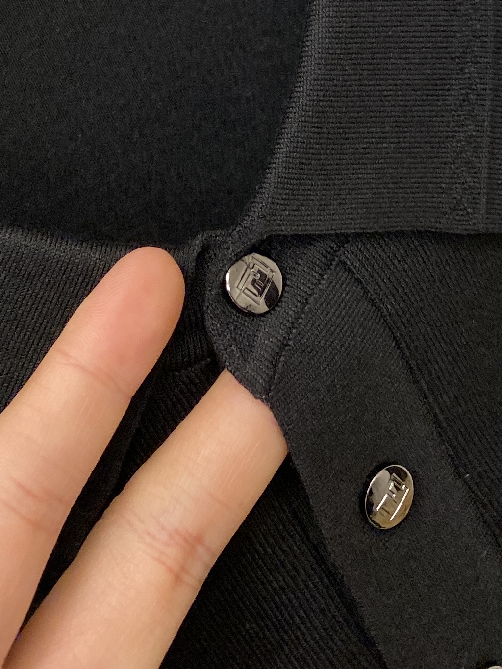 芬迪、2025新品羊毛衣 具有手感细腻柔软，可直接与肌肤接触，让暖心的纱线变化出细腻的质感，顶级工艺极具