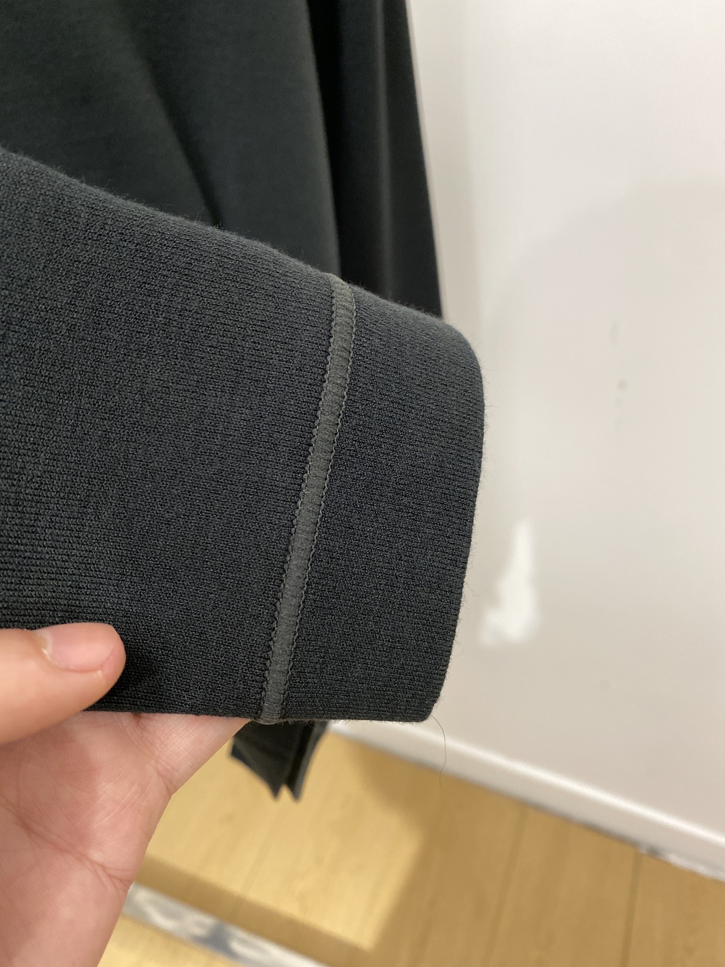 芬迪、2025新品羊毛衣 具有手感细腻柔软，可直接与肌肤接触，让暖心的纱线变化出细腻的质感，顶级工艺极具