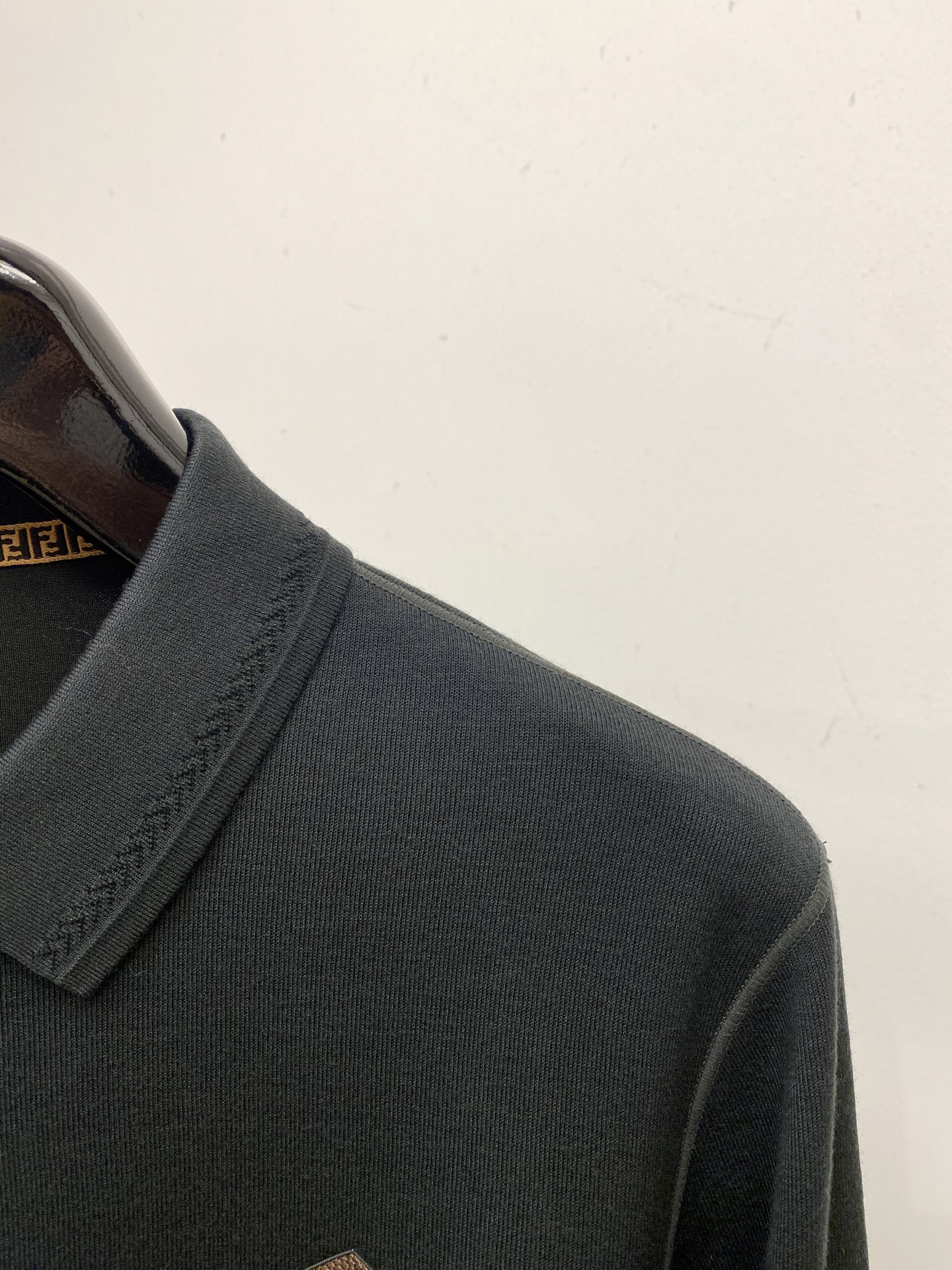 芬迪、2025新品羊毛衣 具有手感细腻柔软，可直接与肌肤接触，让暖心的纱线变化出细腻的质感，顶级工艺极具