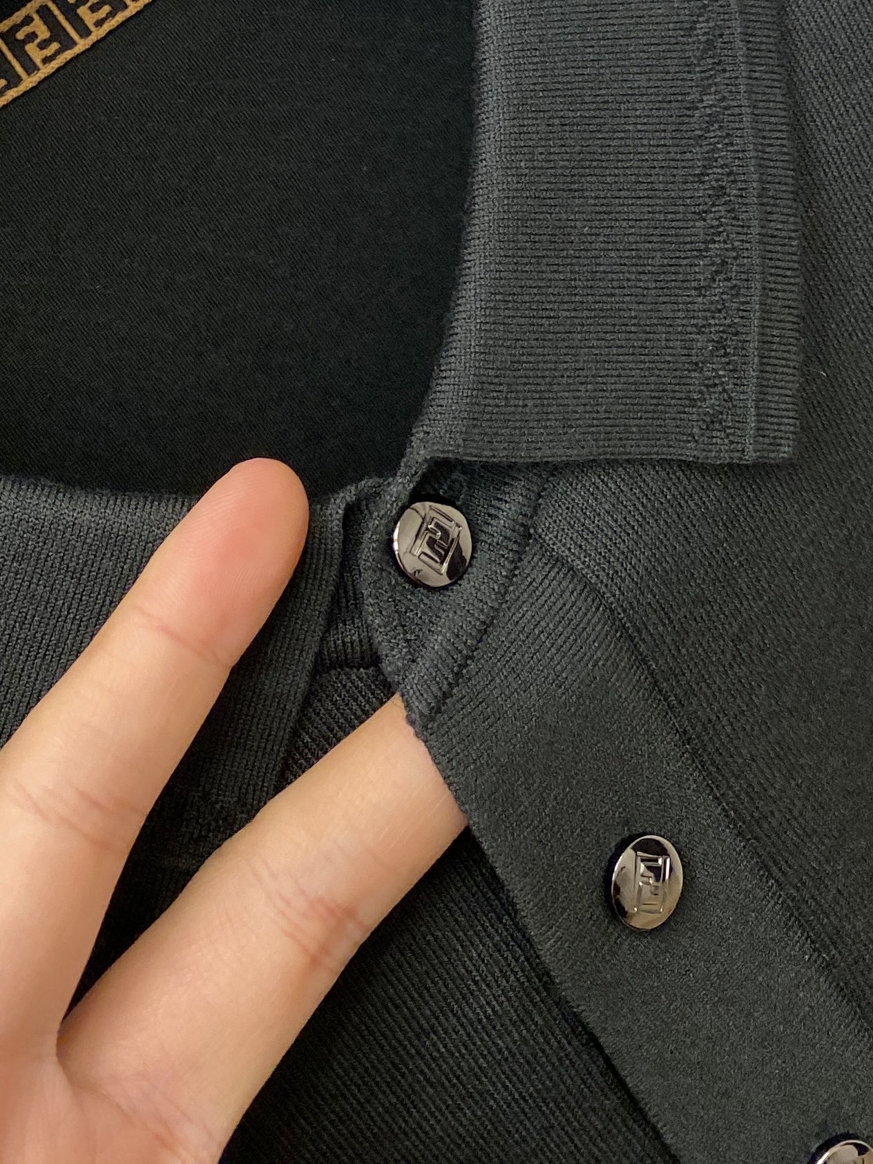 芬迪、2025新品羊毛衣 具有手感细腻柔软，可直接与肌肤接触，让暖心的纱线变化出细腻的质感，顶级工艺极具